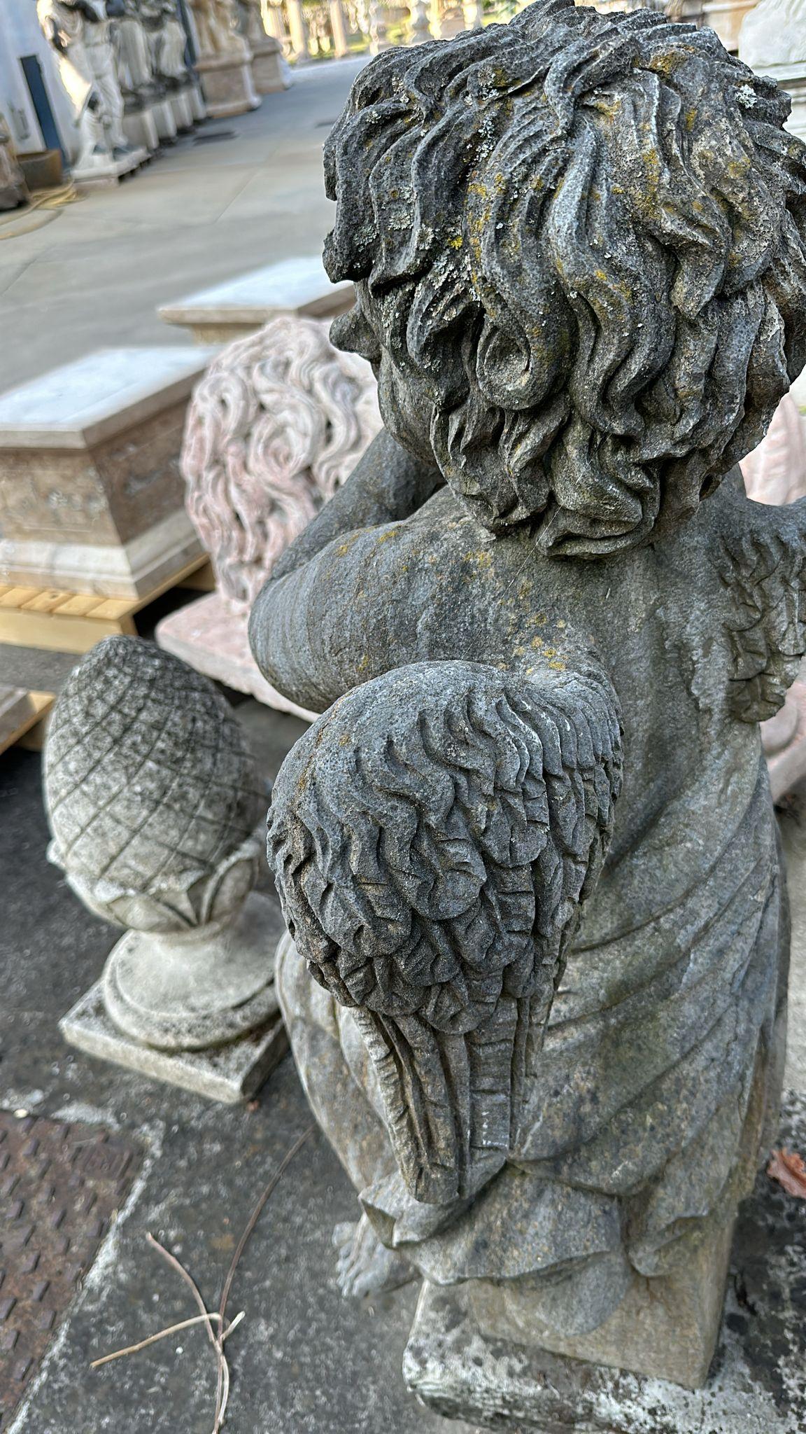 Charmantes sculptures en pierre pour le jardin - Lot de 2 chérubins en vente 1