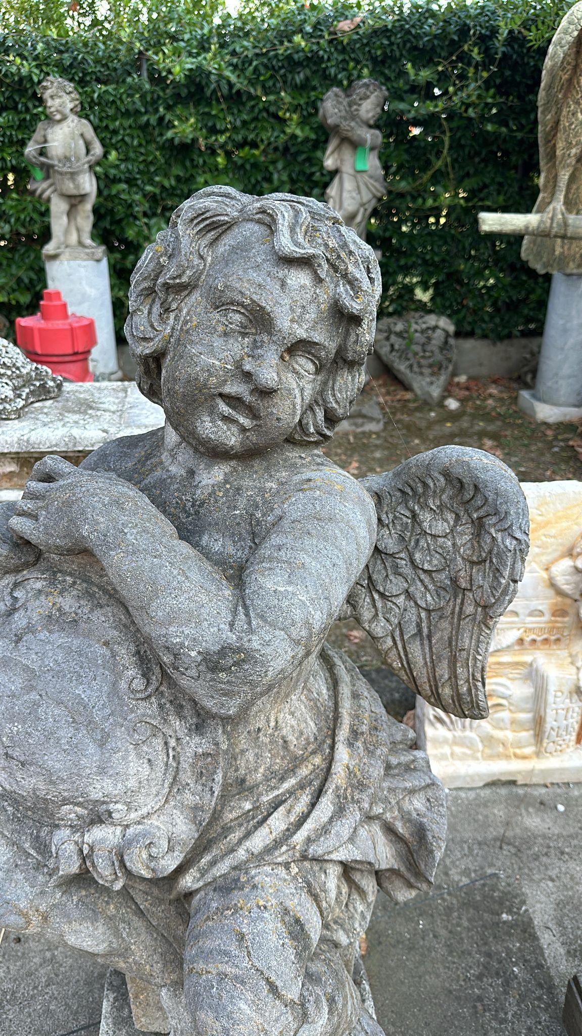 Charmantes sculptures en pierre pour le jardin - Lot de 2 chérubins en vente 4