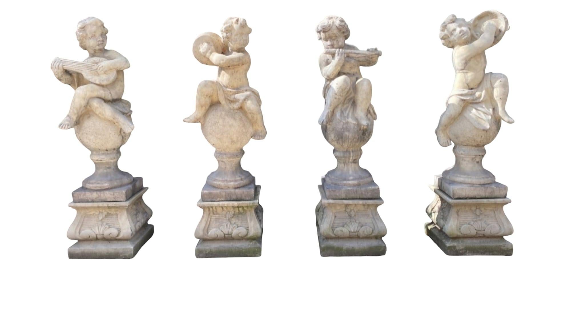 Transformez votre jardin en un havre de sérénité avec cet ensemble enchanteur de quatre sculptures en pierre, chacune représentant un chérubin. Ces charmantes pièces, d'une hauteur de 100 cm, sont fabriquées avec des détails méticuleux et sont en