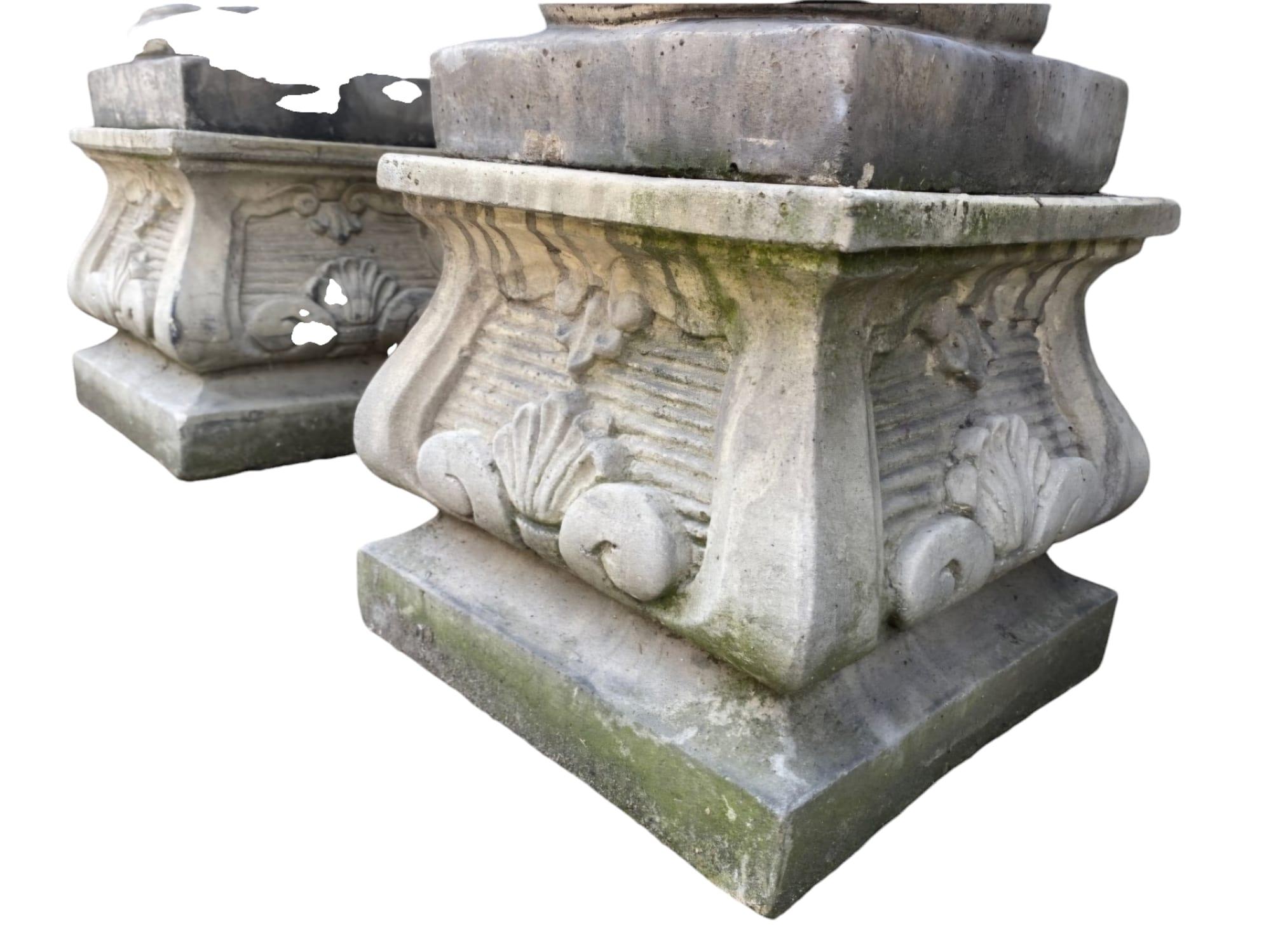 Milieu du XXe siècle Charmantes sculptures en pierre pour le jardin - Lot de 4 chérubins en vente