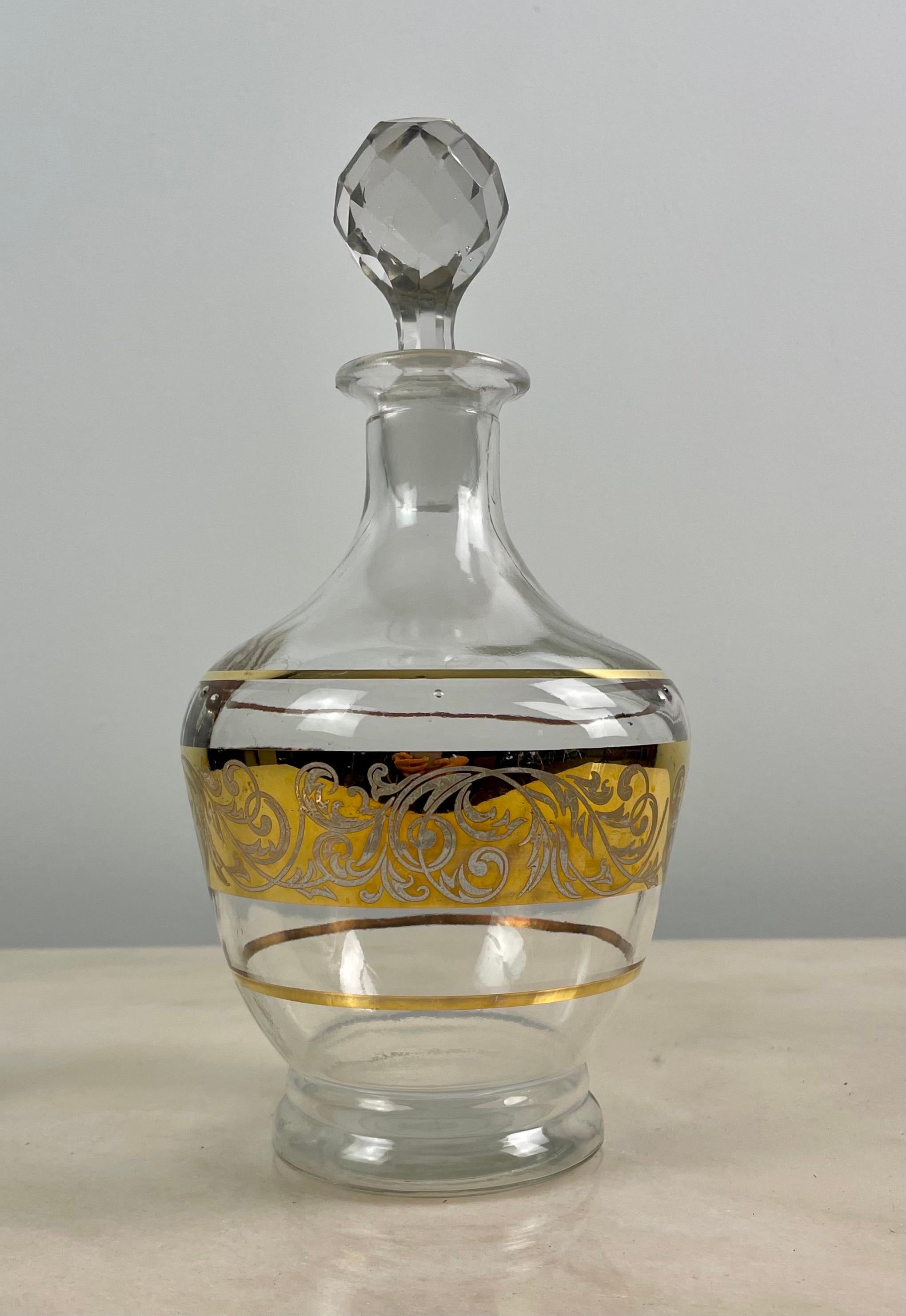 Art deco decanter in gilded glass and gilded foliage bandage, 1950, France  In Good Condition For Sale In Beuzevillette, FR