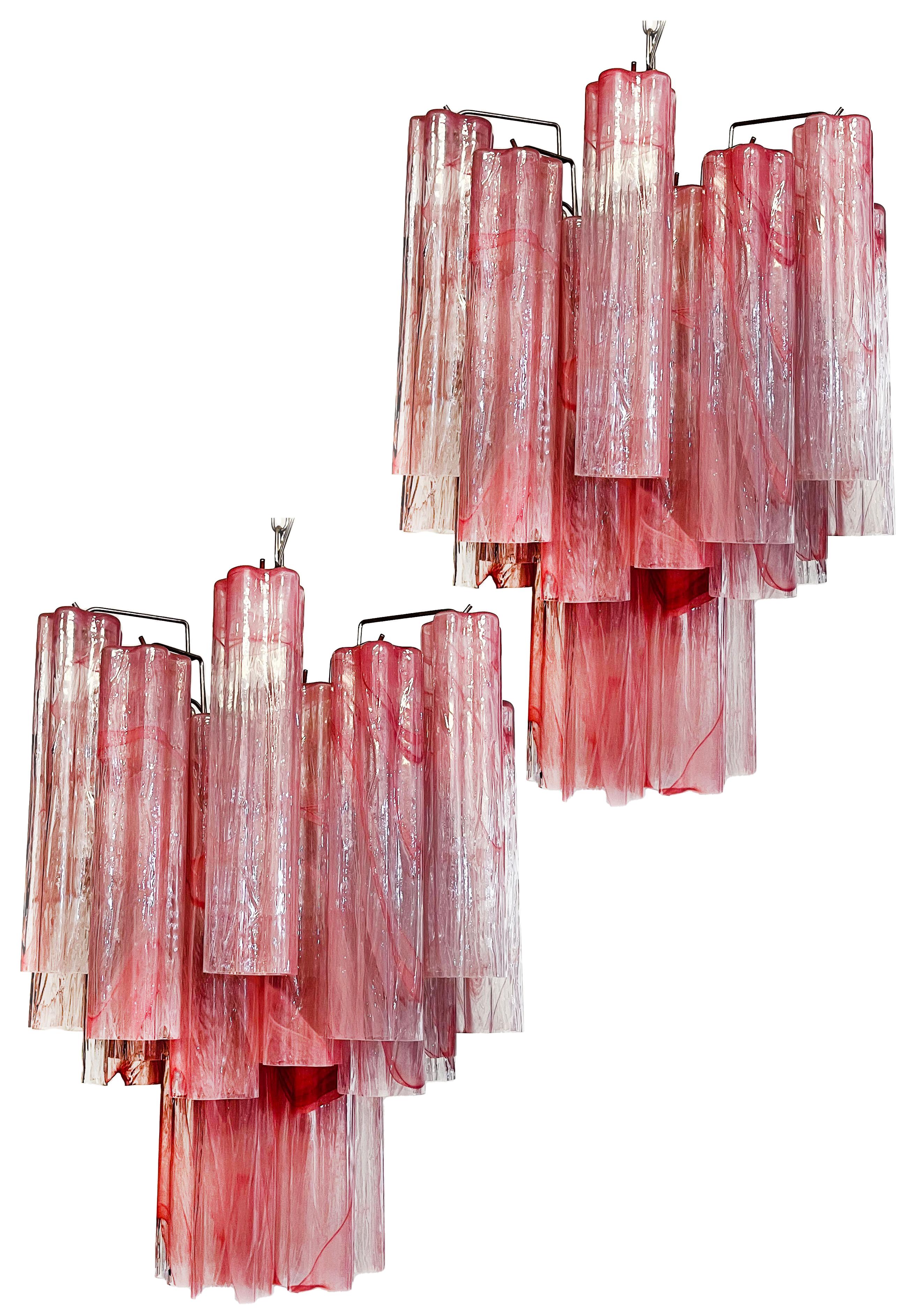 Charmanter Glasröhren-Kronleuchter – 30 albaster-rosa Gläser (Moderne der Mitte des Jahrhunderts) im Angebot