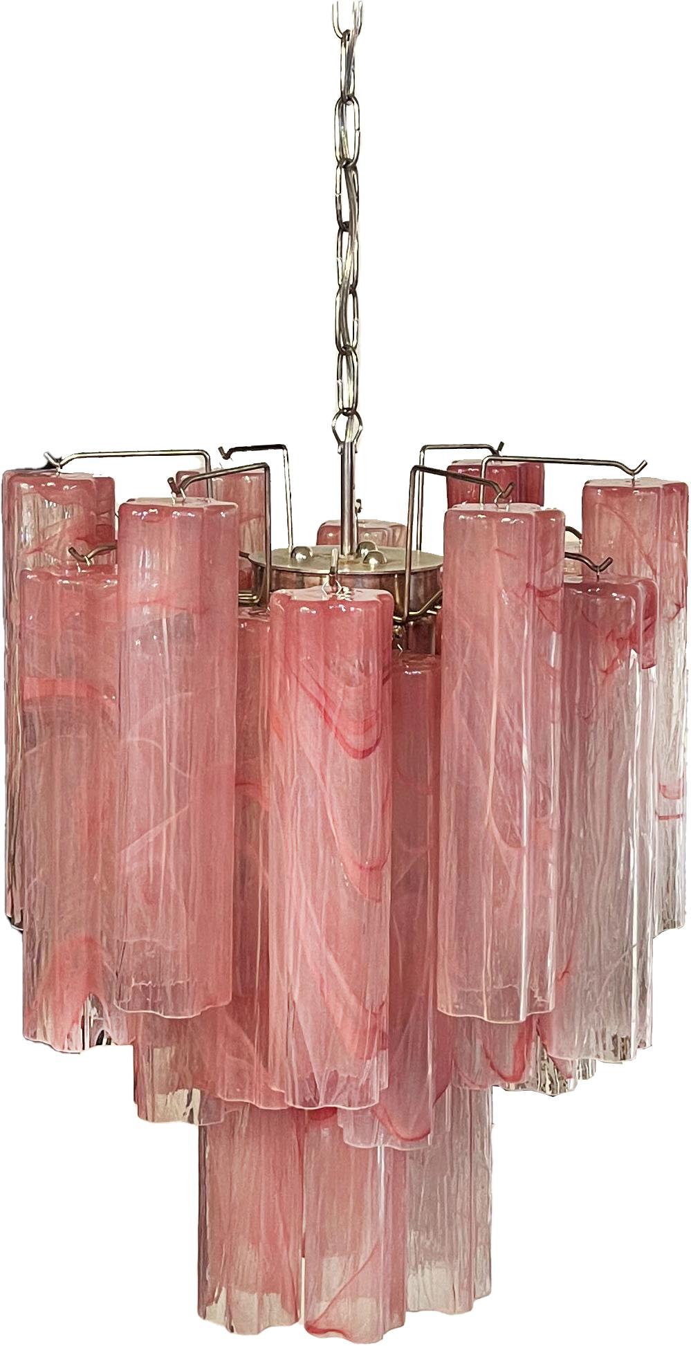 Charmanter Glasröhren-Kronleuchter – 30 albaster-rosa Gläser (Metall) im Angebot