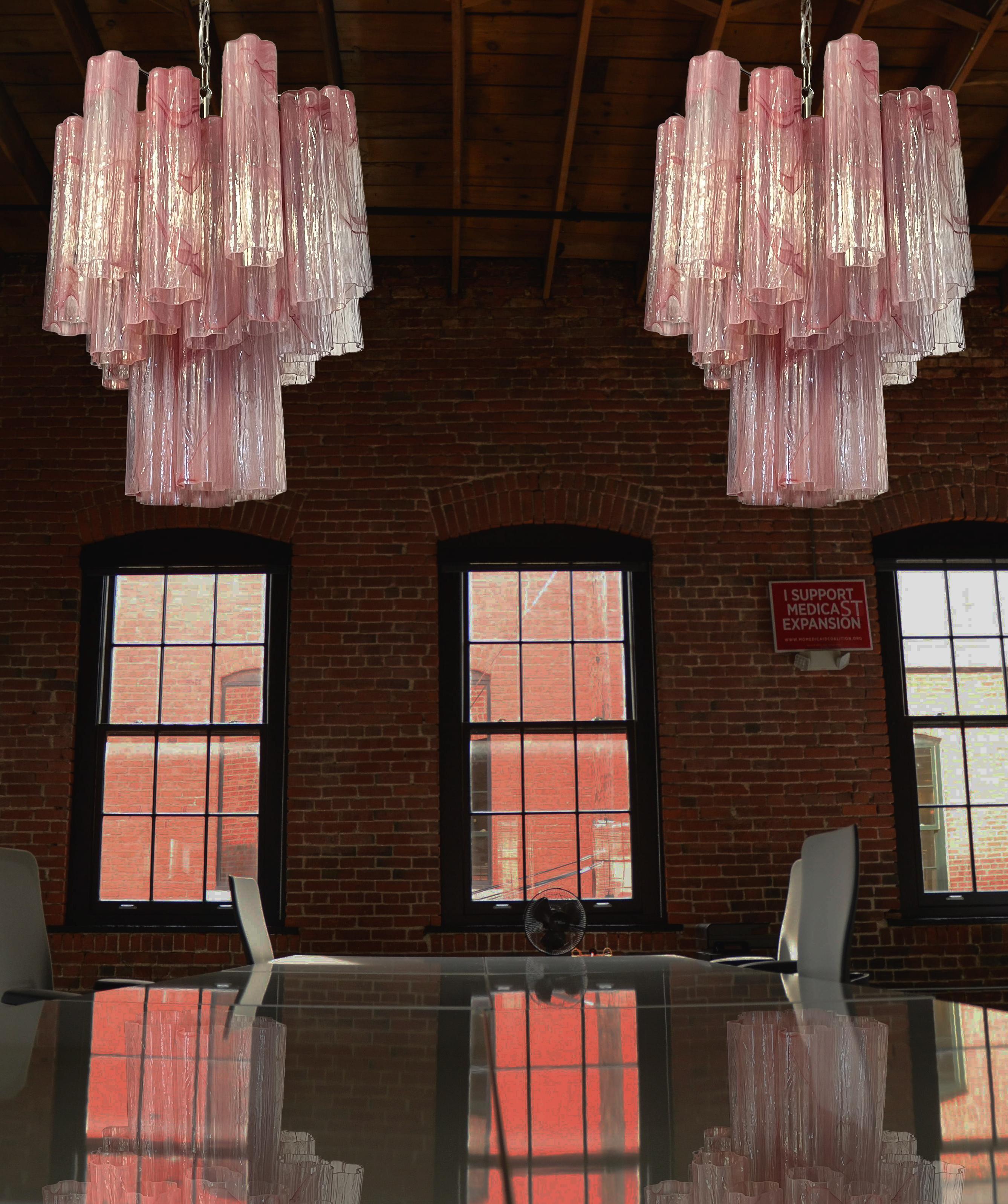 Italienischer Vintage-Glaskronleuchter mit rosafarbenen Glasröhren. Die Panzerung aus poliertem Nickel trägt 36 große Glasröhren in Sternform. Die in venezianischen Glashütten entwickelte Alabastertechnik verleiht dem Glas eine elegante