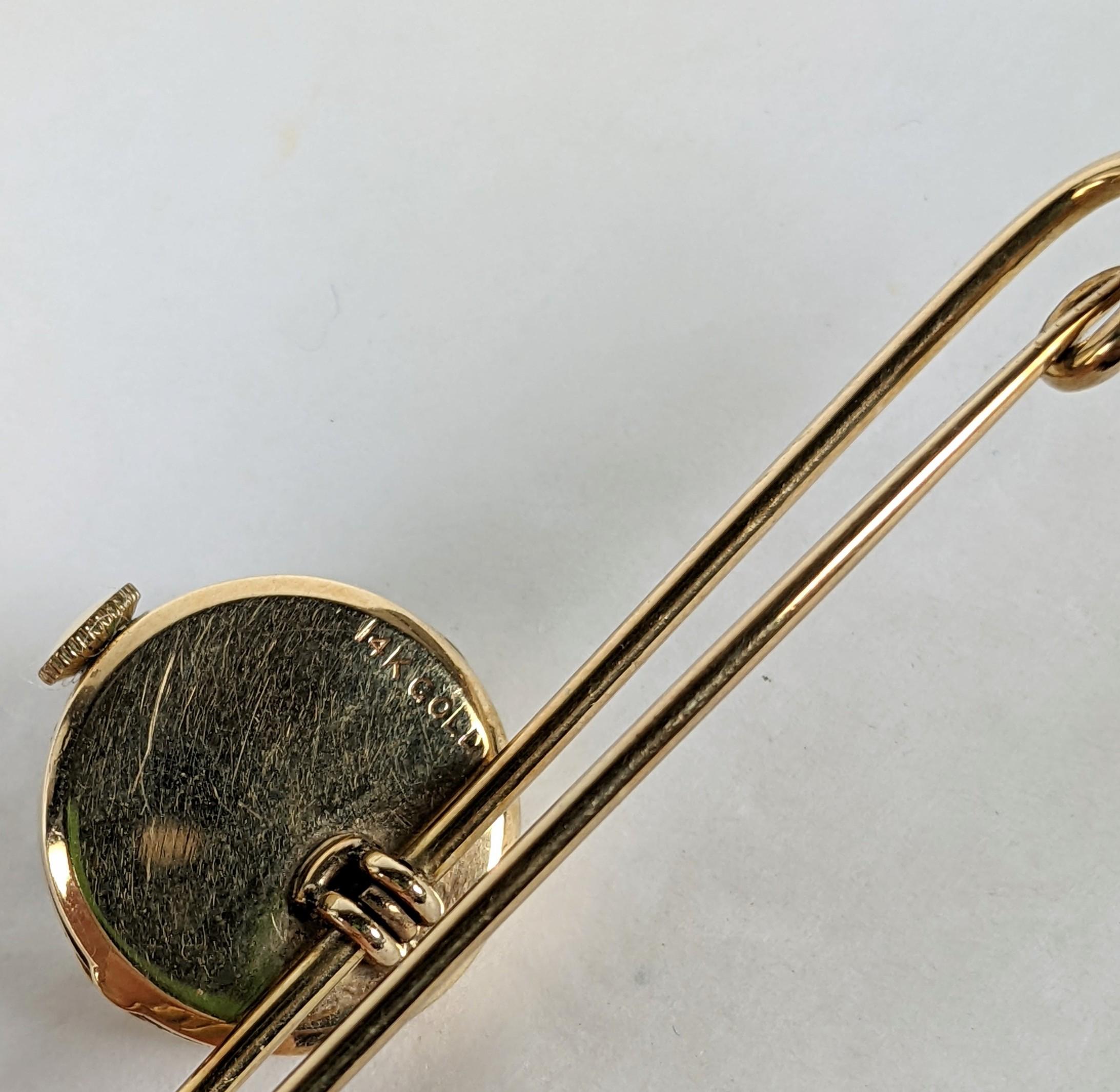 Incantevole spilla di sicurezza con orologio d'oro in vendita 1