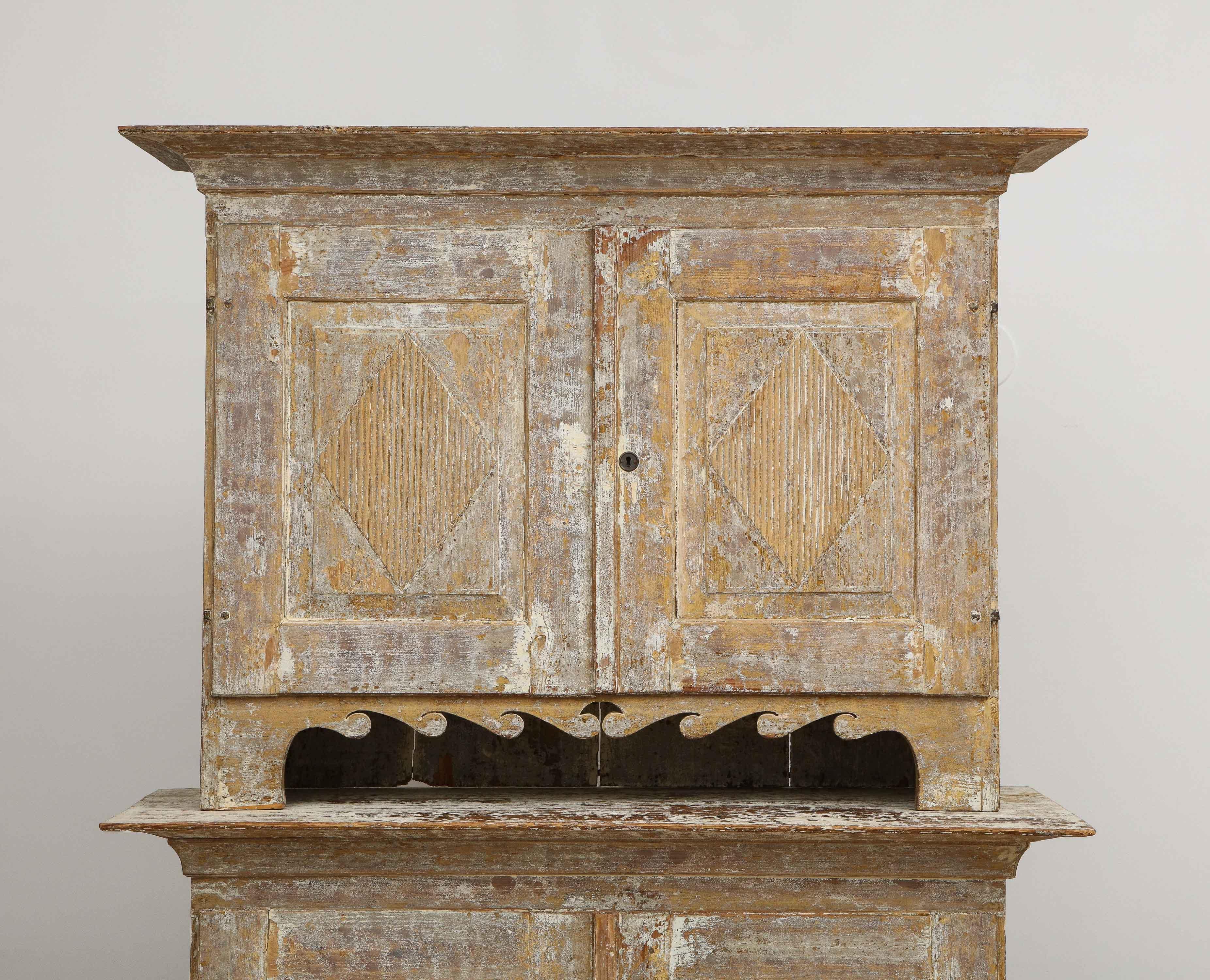 Bois Charmant meuble de rangement gustavien, vers 1790, origine suédoise en vente