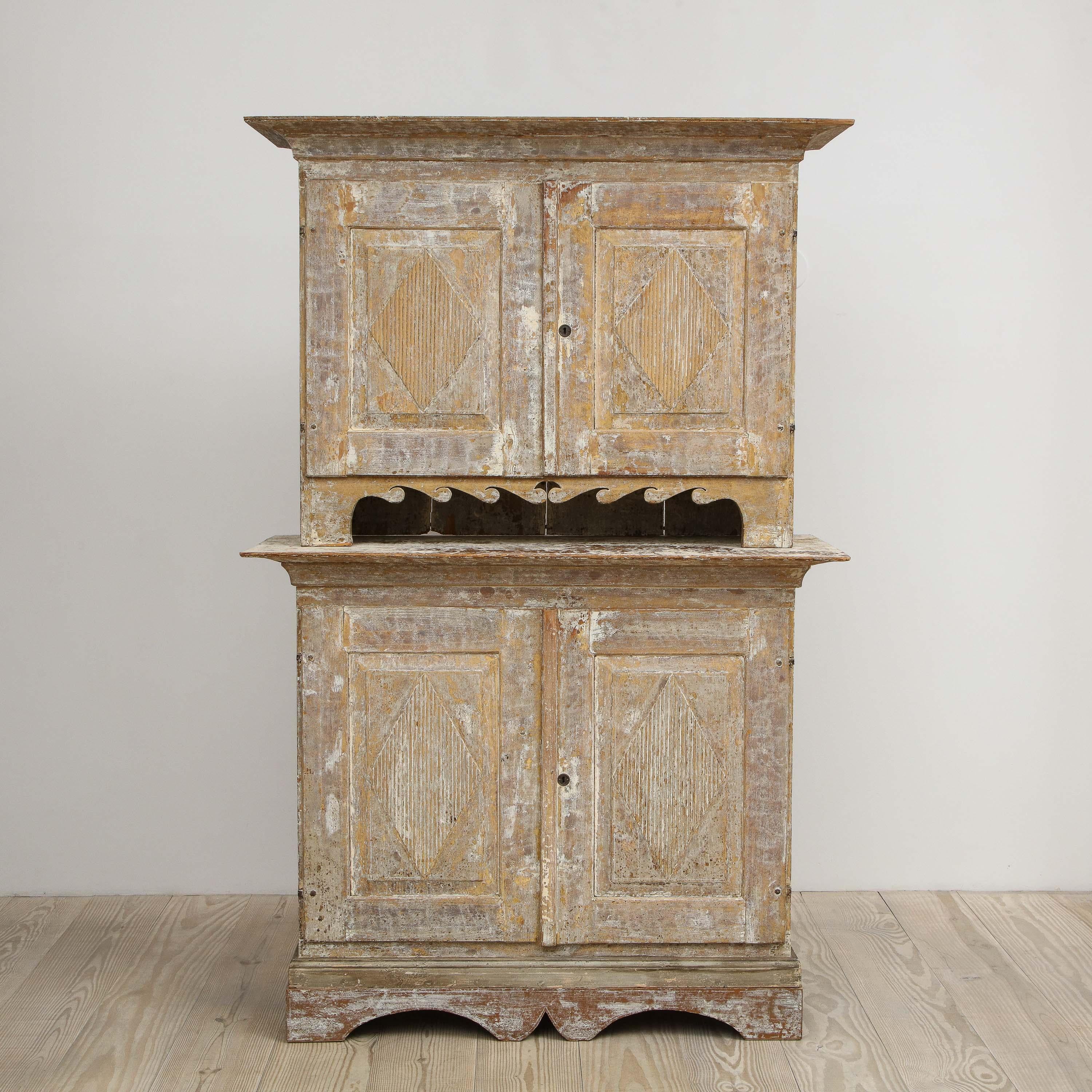 Gustavien Charmant meuble de rangement gustavien, vers 1790, origine suédoise en vente
