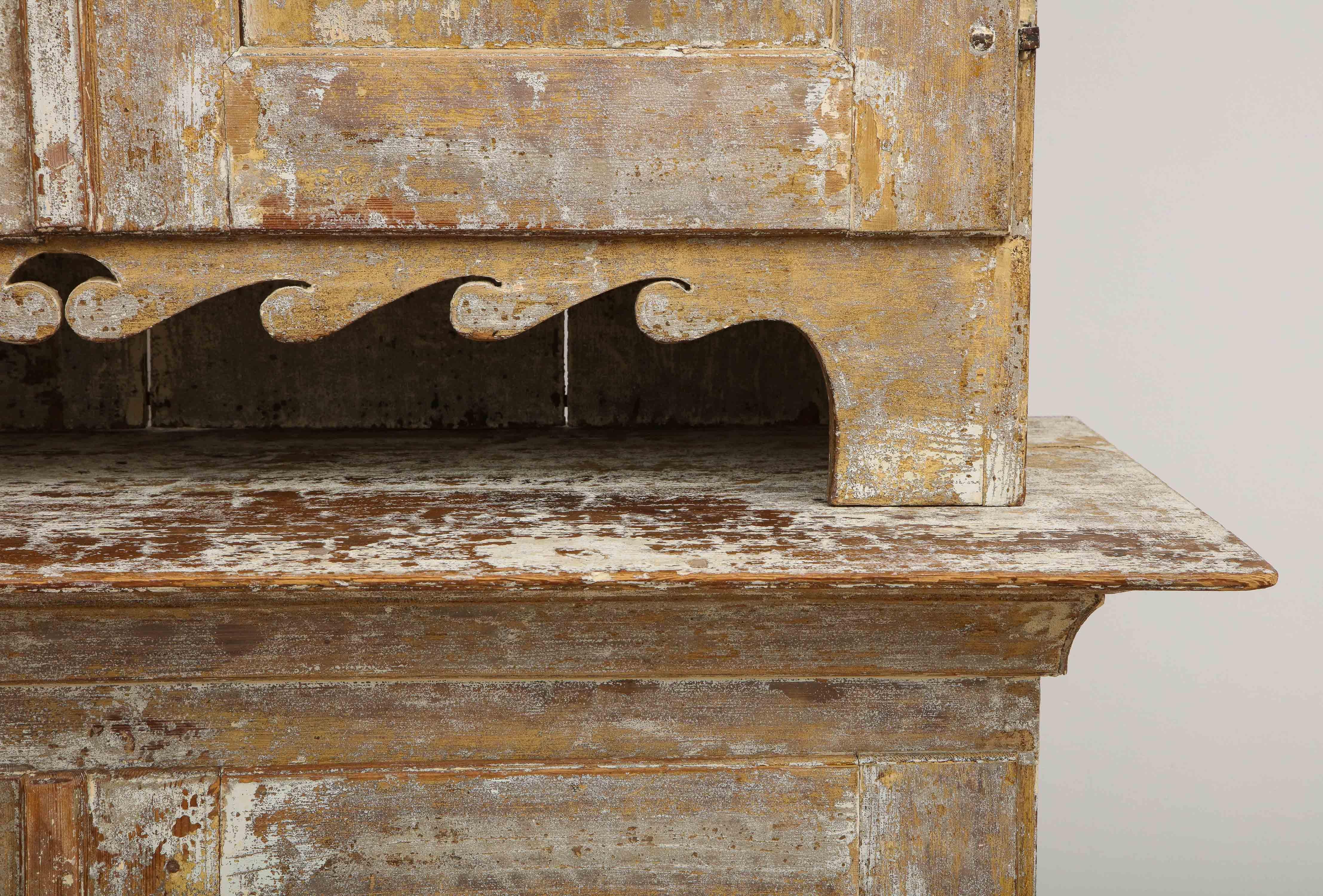 Charming Gustavian Cabinet, circa 1790, Origin Sweden In Excellent Condition In New York, NY