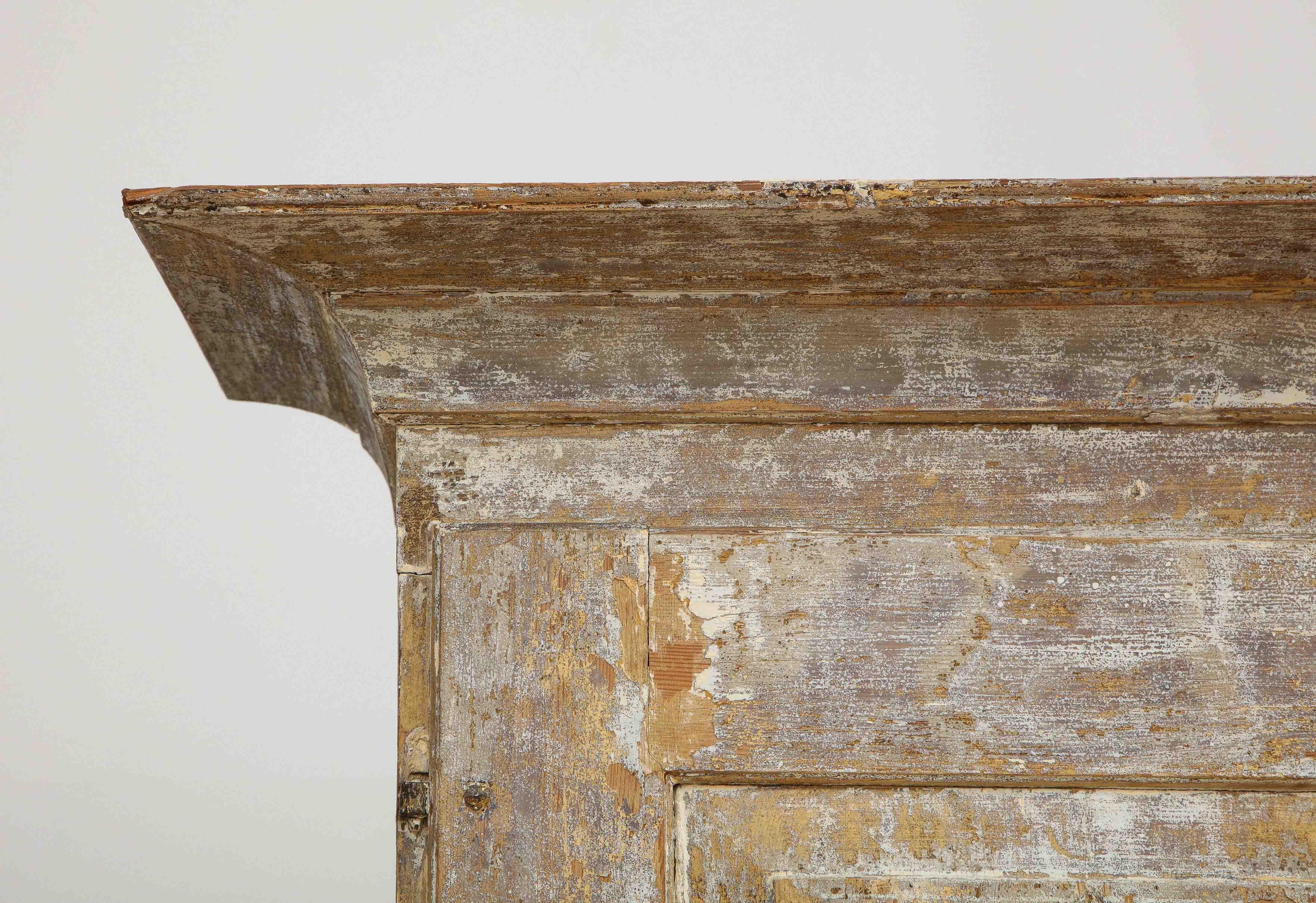 Ein charmanter Gustavianischer Schrank, um 1790, Herkunft Schweden (Holz) im Angebot
