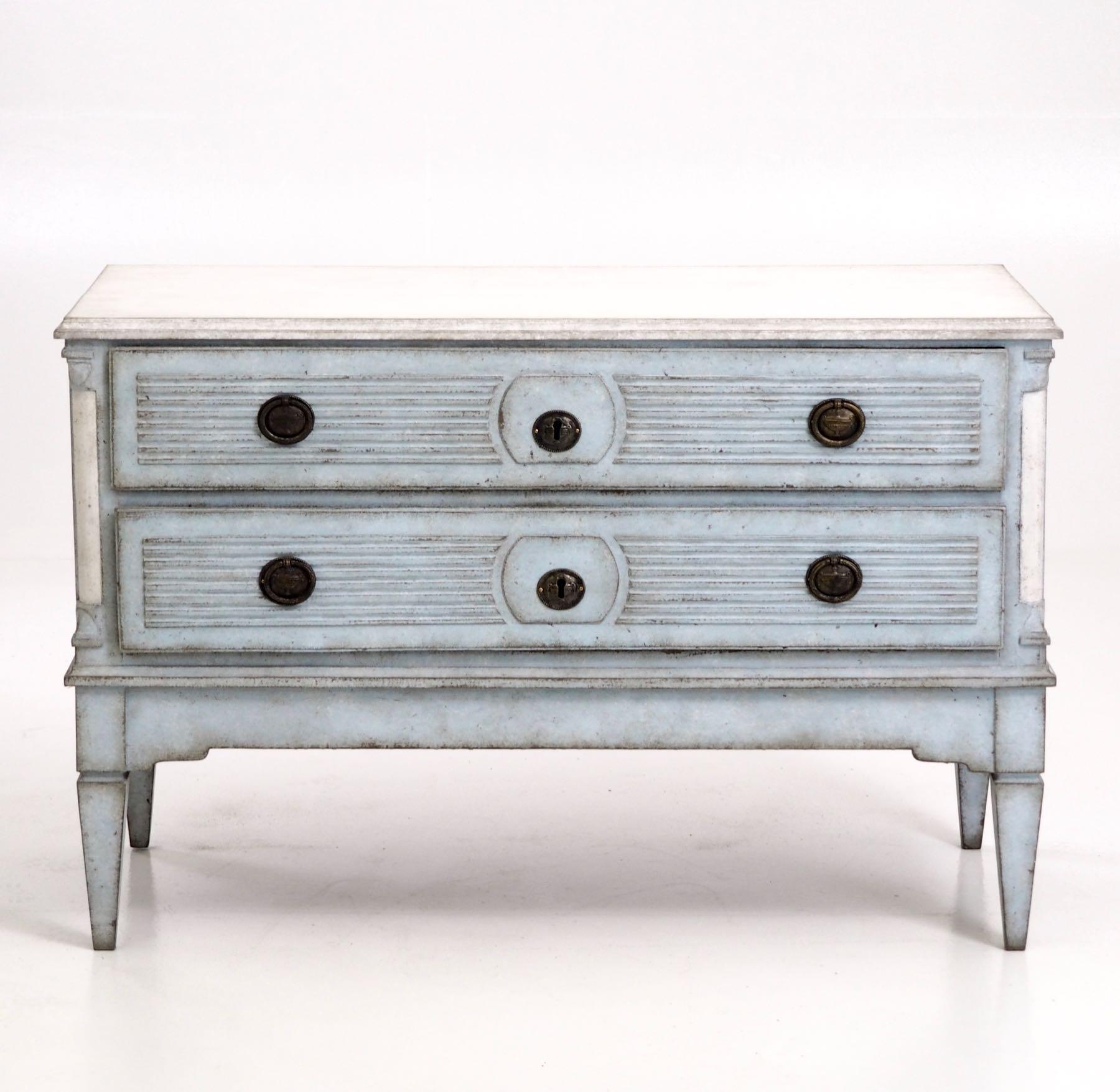 Charming Gustavian chest, richly carved, with top and columns. Restored legs, 18th century.