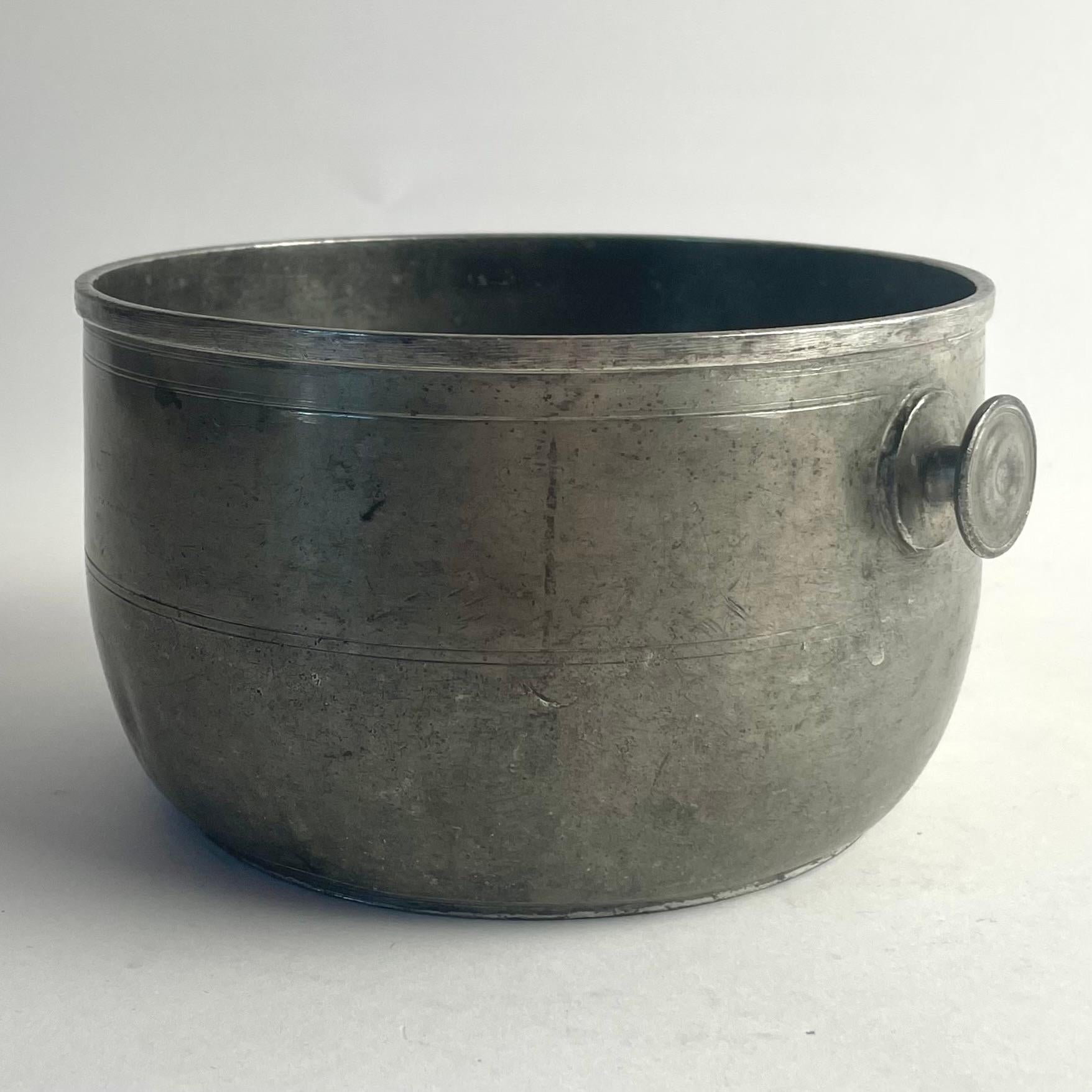 Charming Gustavian Pewter Bowl, 1808 by Hans Wiksten, Västerås, Sweden In Good Condition For Sale In Knivsta, SE