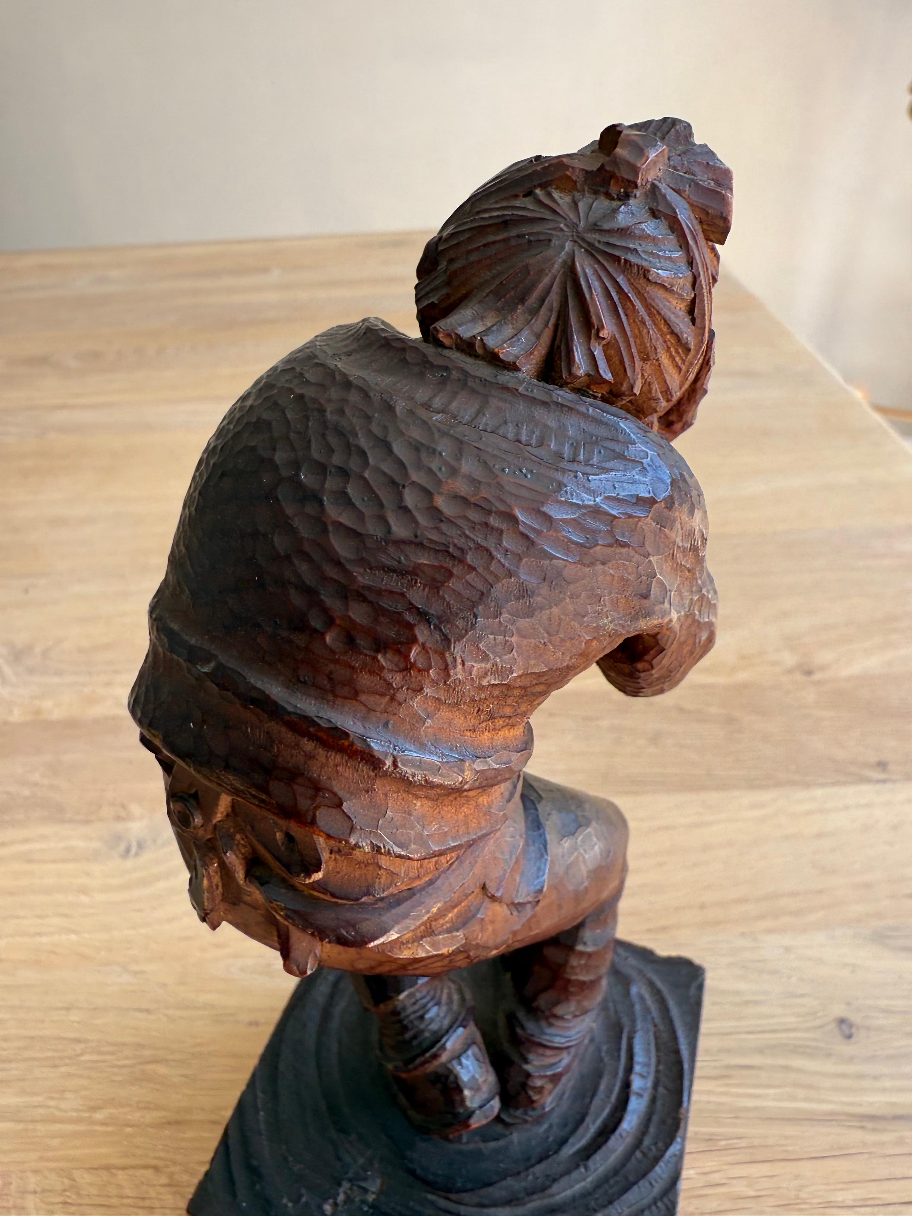 Charmante handgeschnitzte Holzskulptur eines Mannes mit Toothache, signiert 'K.R.' im Angebot 4