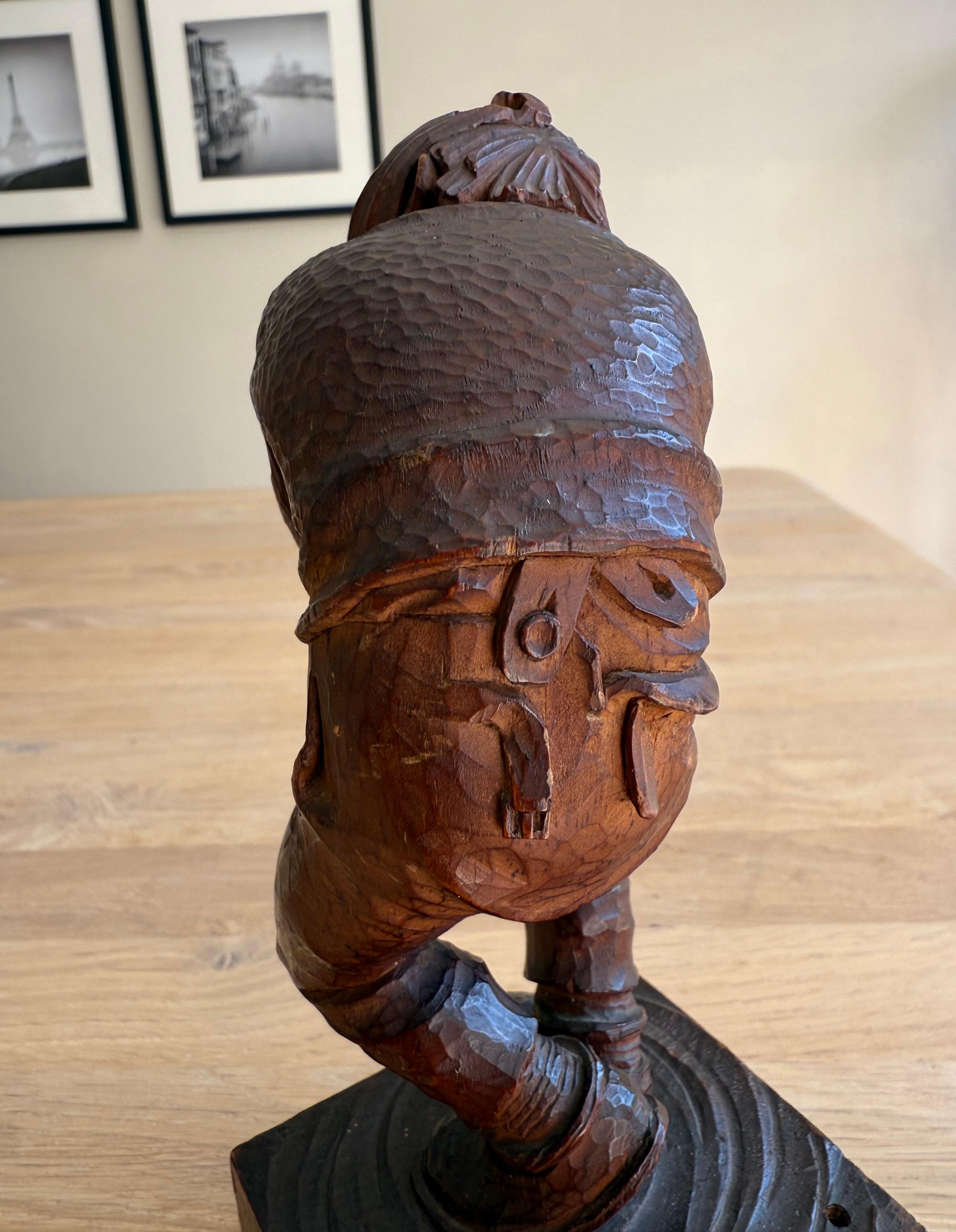Charmante handgeschnitzte Holzskulptur eines Mannes mit Toothache, signiert 'K.R.' im Angebot 5
