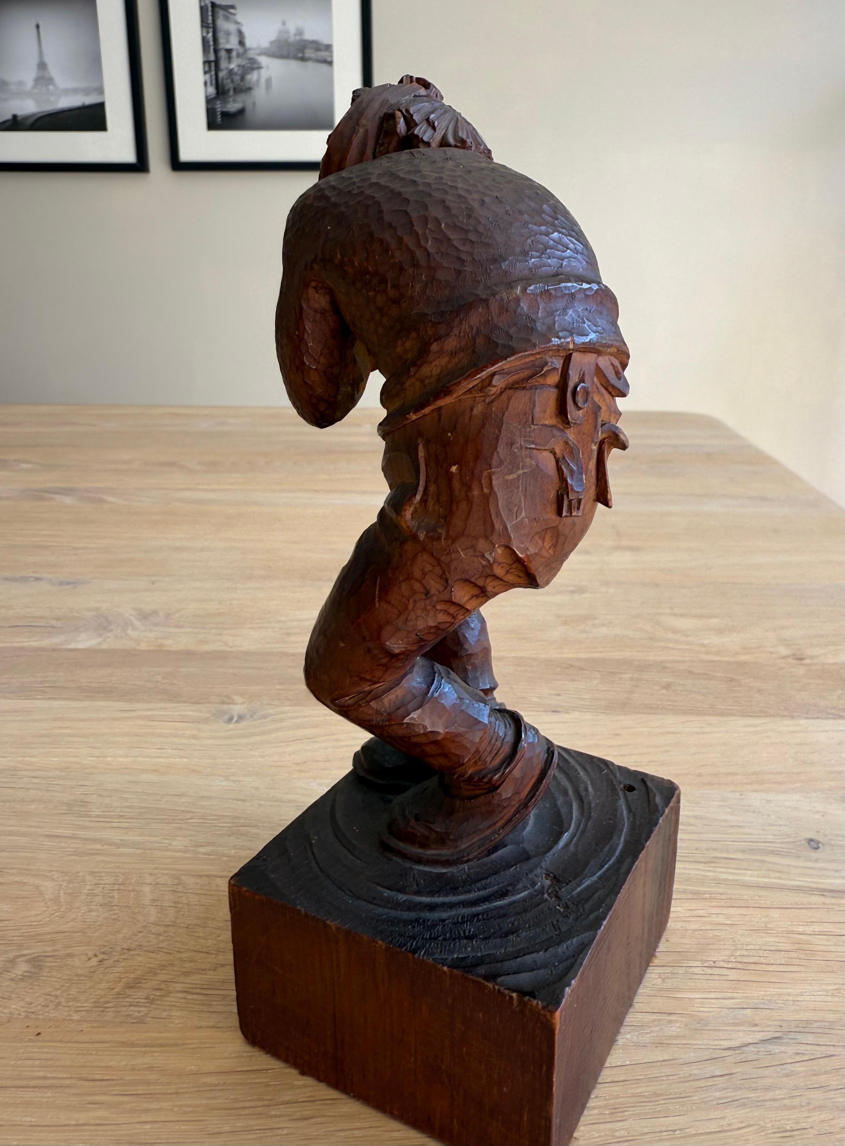 Charmante handgeschnitzte Holzskulptur eines Mannes mit Toothache, signiert 'K.R.' im Angebot 6