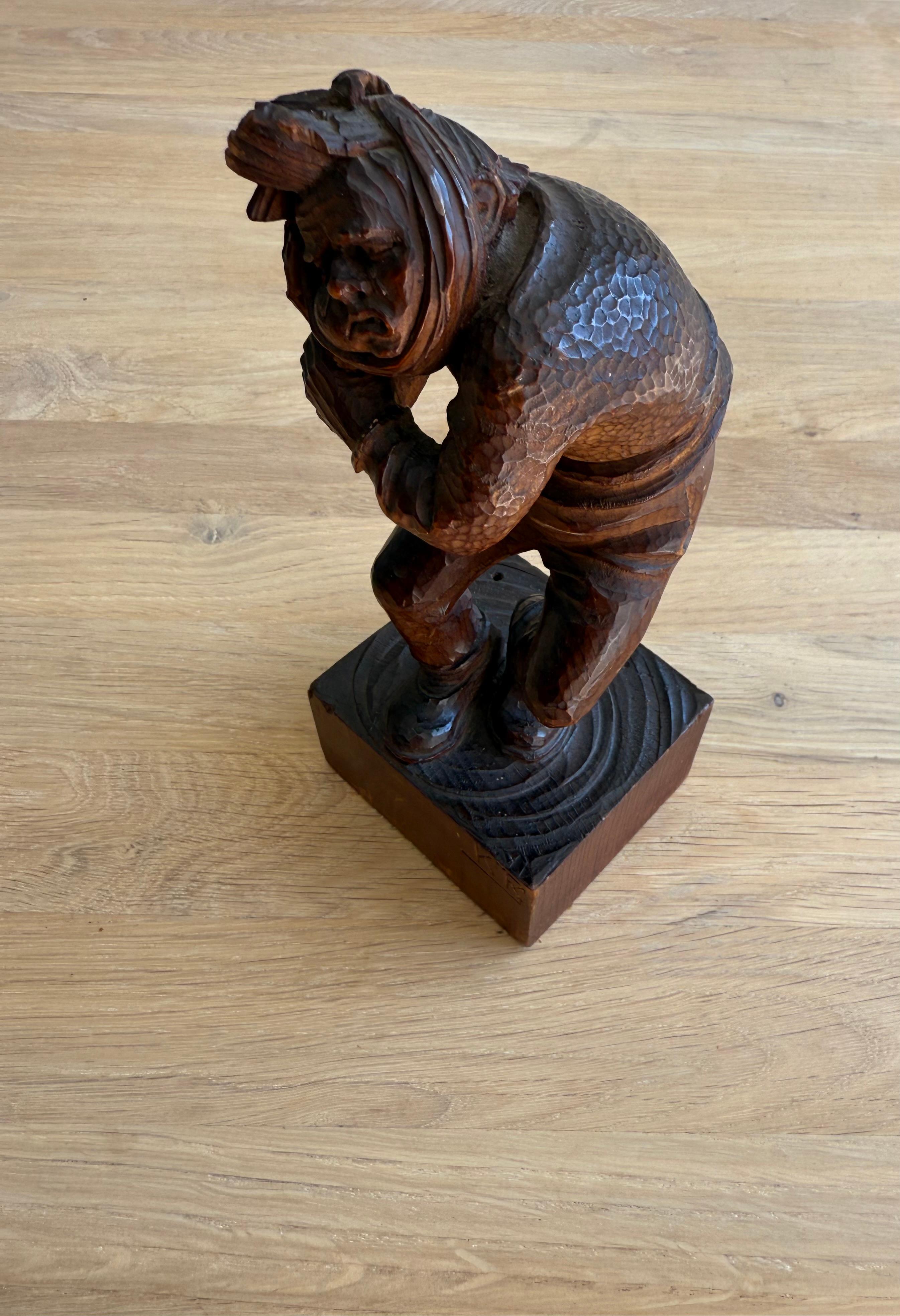 Charmante handgeschnitzte Holzskulptur eines Mannes mit Toothache, signiert 'K.R.' im Angebot 10