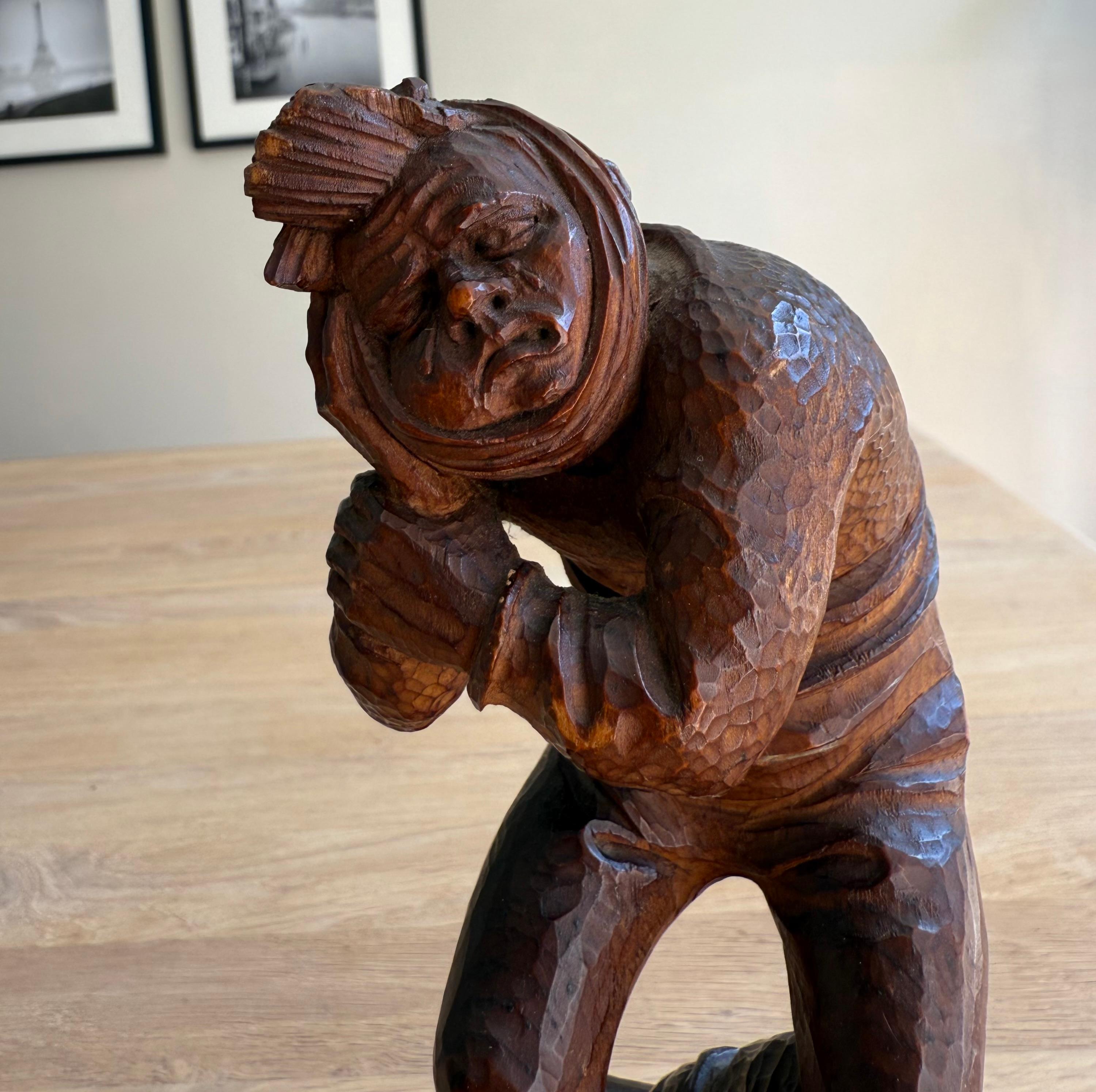 Charmante handgeschnitzte Holzskulptur eines Mannes mit Toothache, signiert 'K.R.' im Angebot 11