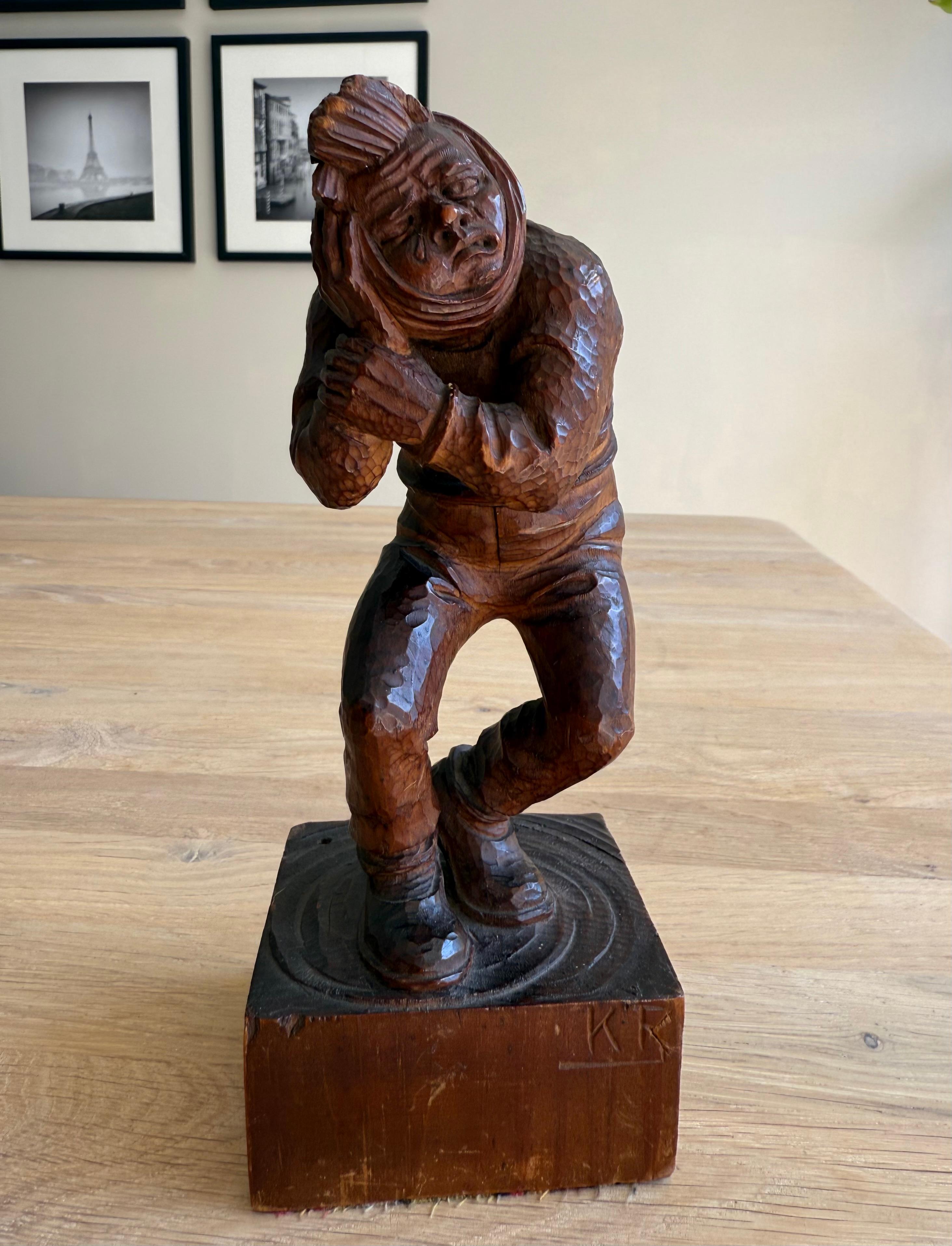 Charmante handgeschnitzte Holzskulptur eines Mannes mit Toothache, signiert 'K.R.' im Angebot 13