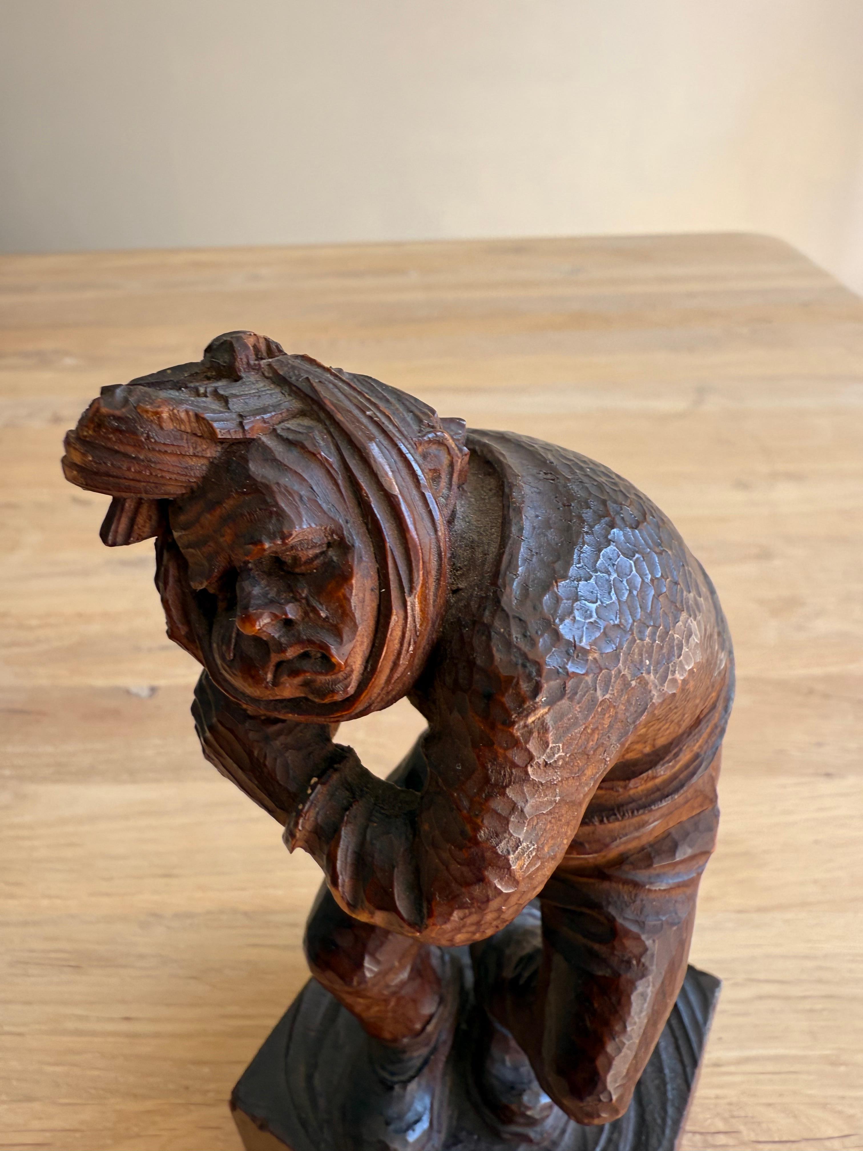 Charmante handgeschnitzte Holzskulptur eines Mannes mit Toothache, signiert 'K.R.' (Europäisch) im Angebot