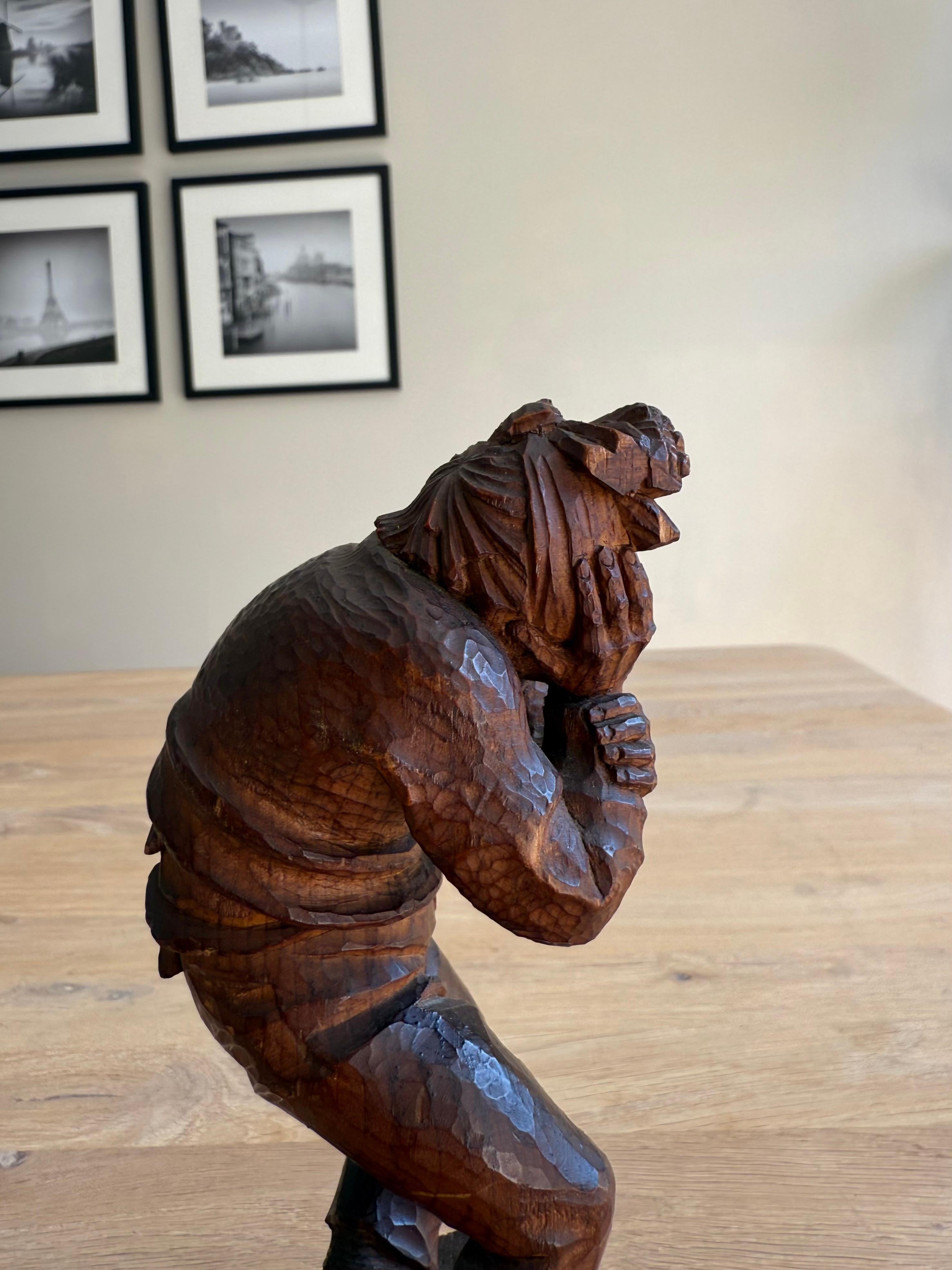 Charmante handgeschnitzte Holzskulptur eines Mannes mit Toothache, signiert 'K.R.' (20. Jahrhundert) im Angebot