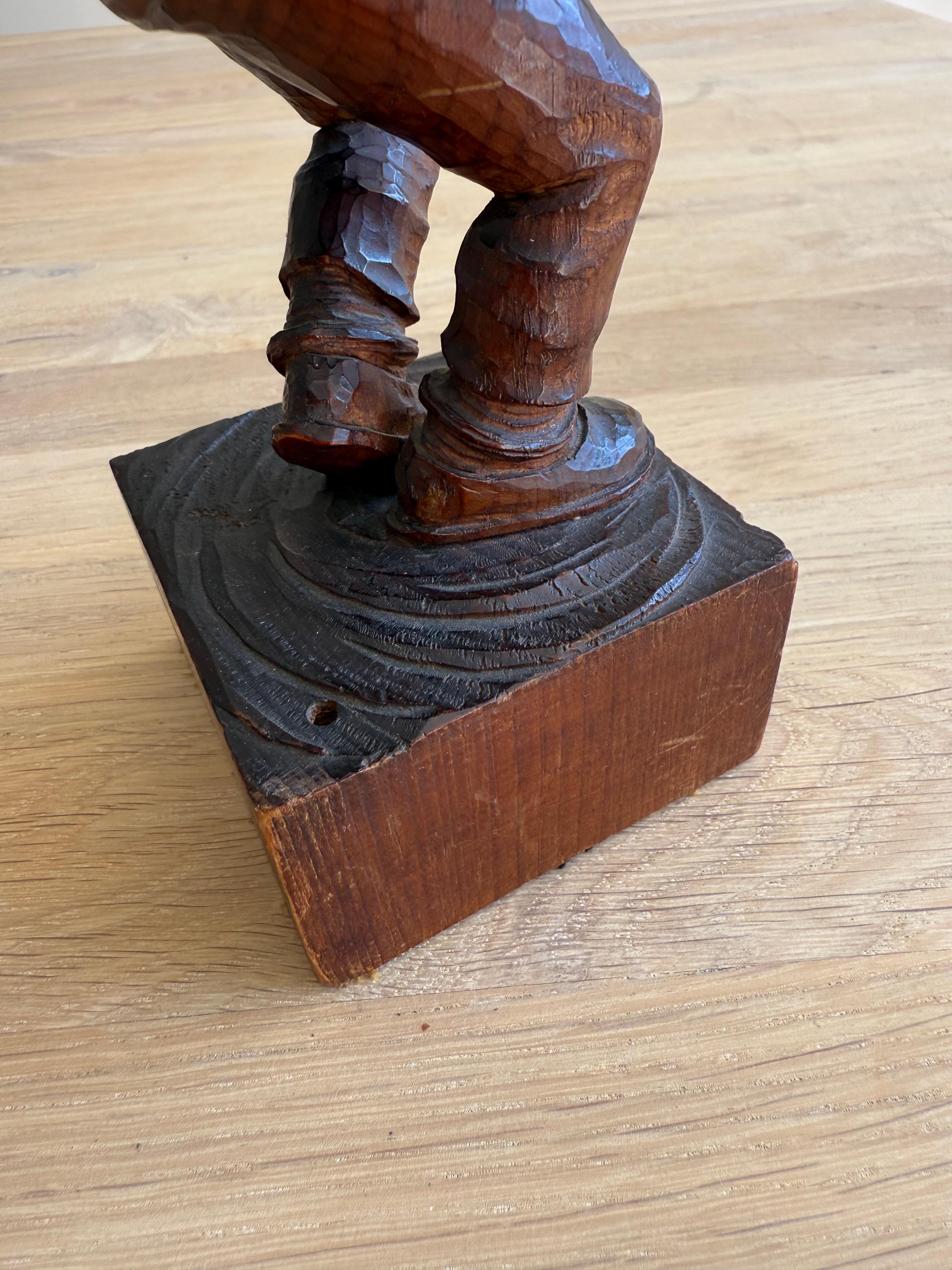 Charmante handgeschnitzte Holzskulptur eines Mannes mit Toothache, signiert 'K.R.' im Angebot 1