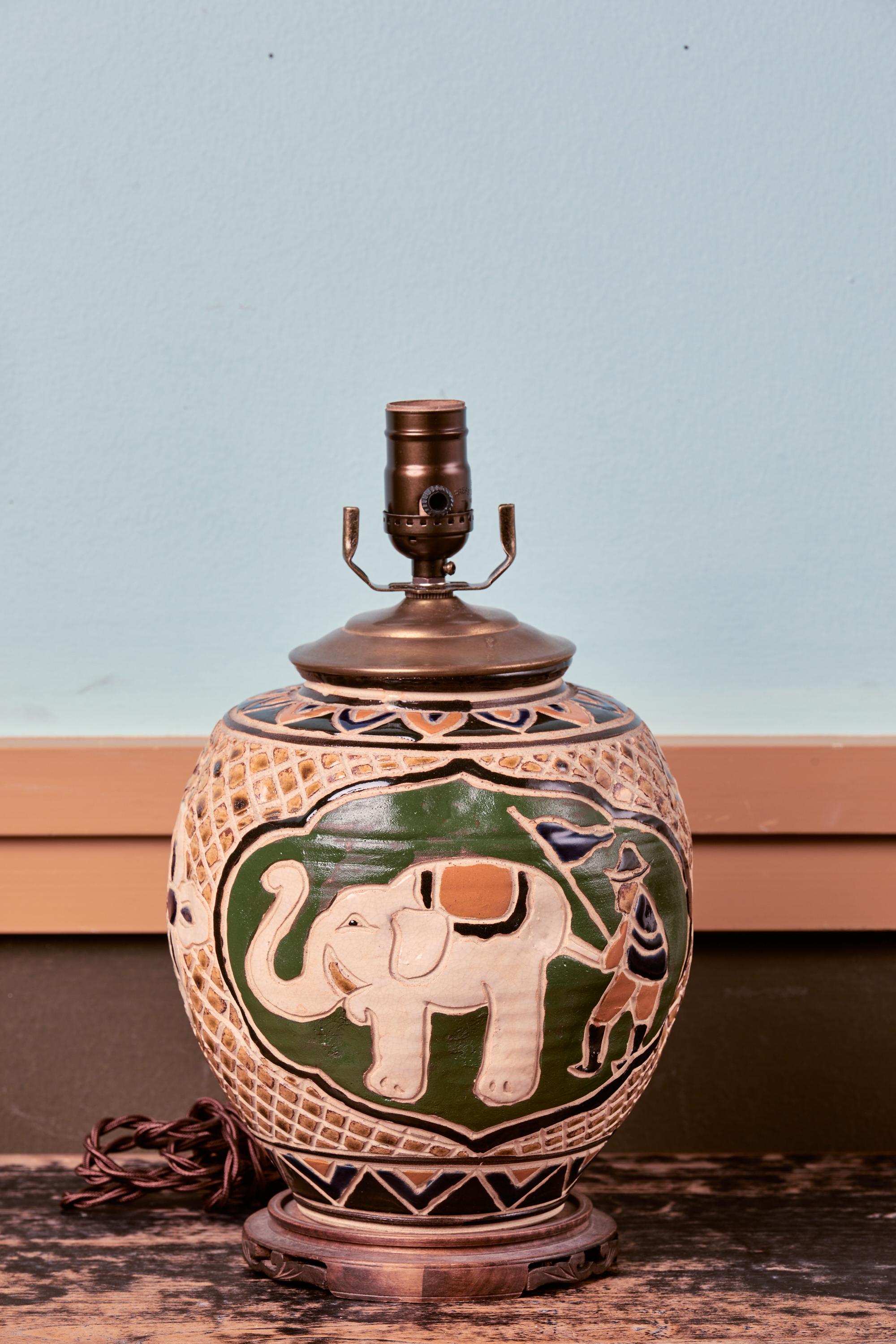 Cette lampe de table éléphant inhabituelle est d'un design anglo-indien.  Il était à la fois artisanal et fait à la main.  À mon avis, il s'agit d'un grès, mais peut-être d'une céramique coulée.  Il présente de magnifiques couleurs chaudes.  La
