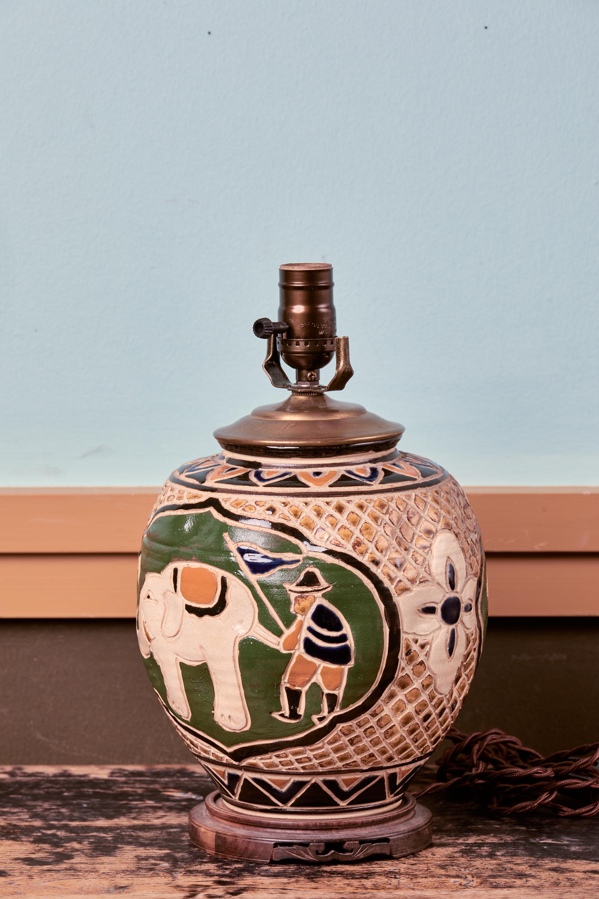 Fait main Charmante lampe en forme d'éléphant et de cheval, peinte et fabriquée à la main en vente