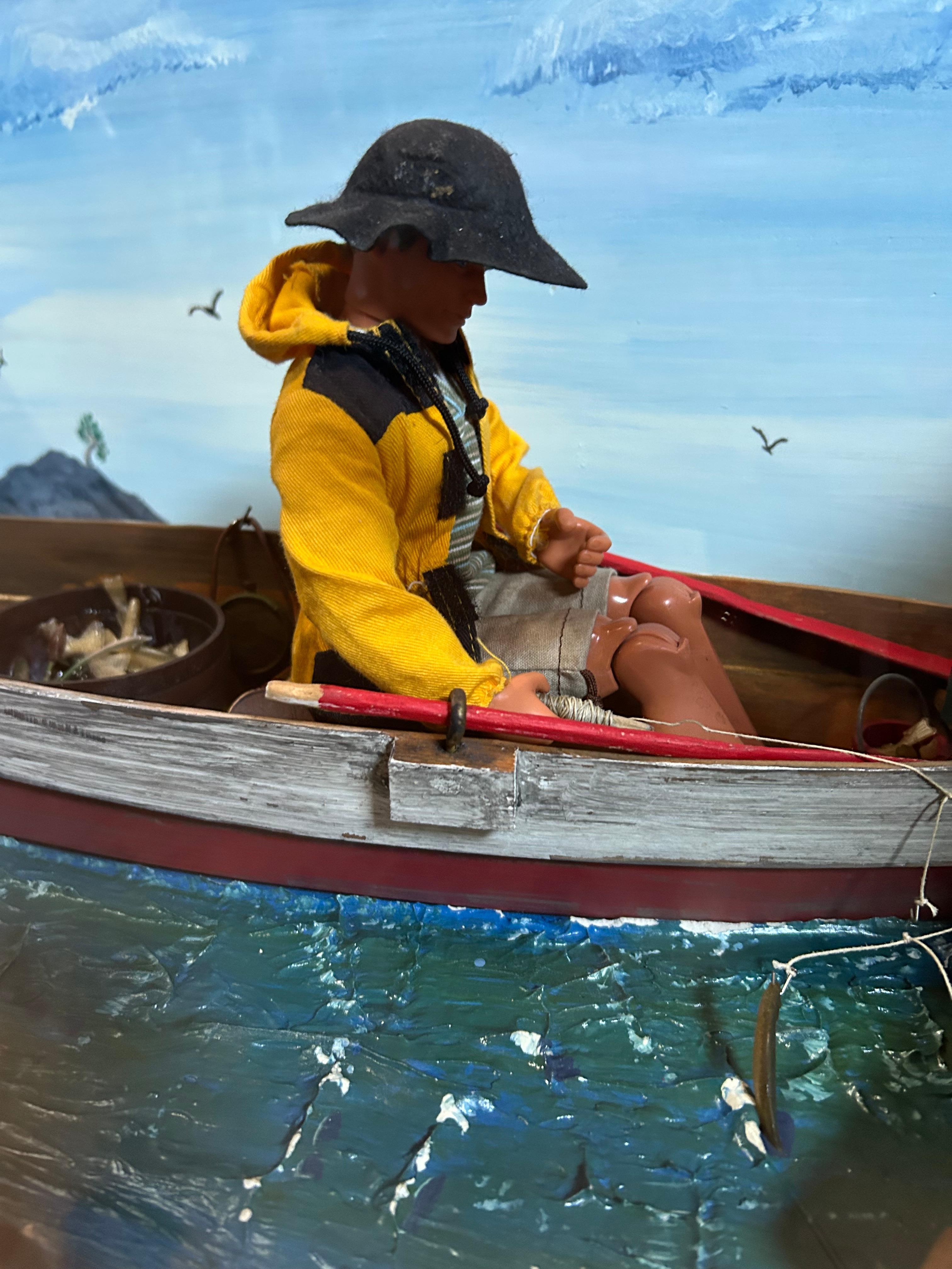 Encantador diorama o caja de sombras único en su género de un pescador de Maine en su barca.  Detalles increíbles, desde peces en un cubo a bordo del barco hasta gaviotas volando por encima.  Un tesoro de Maine.