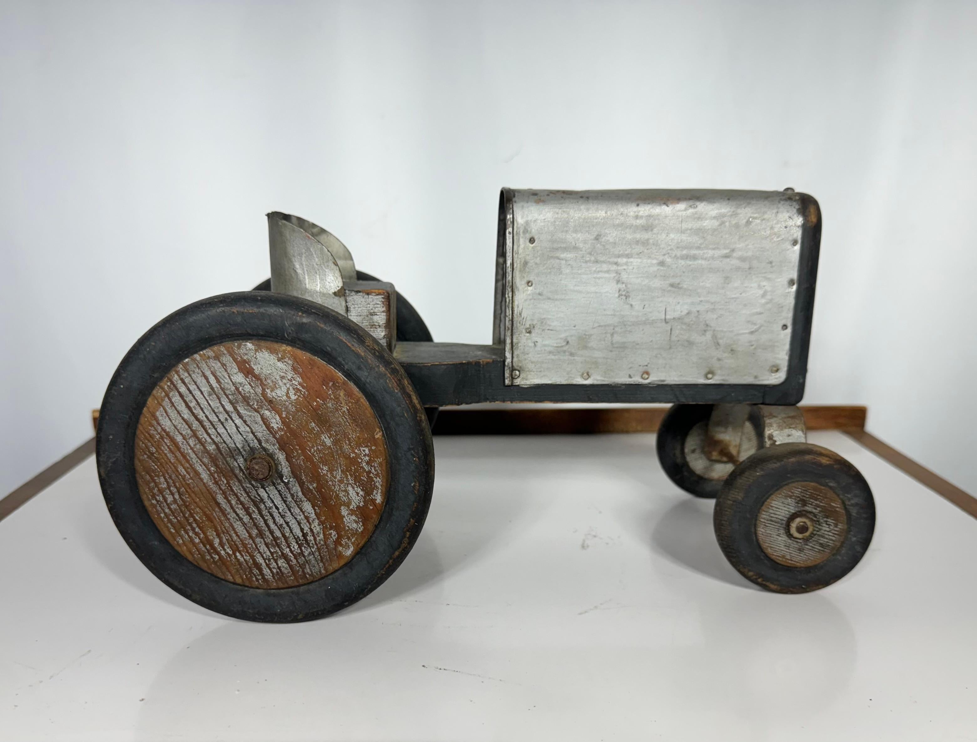 Encantador Hand Made Folk Art Tractor... aluminio envuelto madera pintada 4