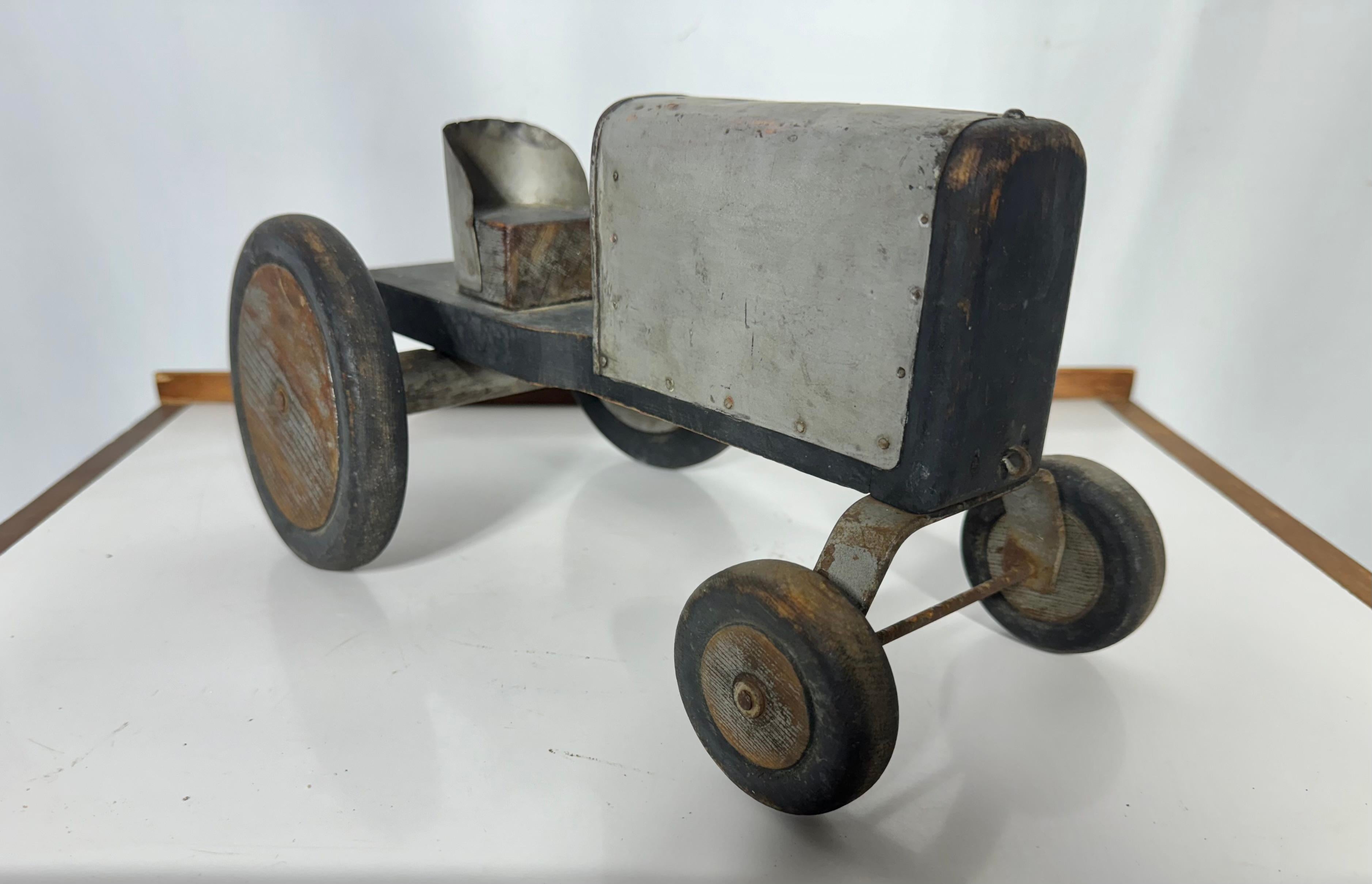 Encantador Hand Made Folk Art Tractor... aluminio envuelto madera pintada Arte popular