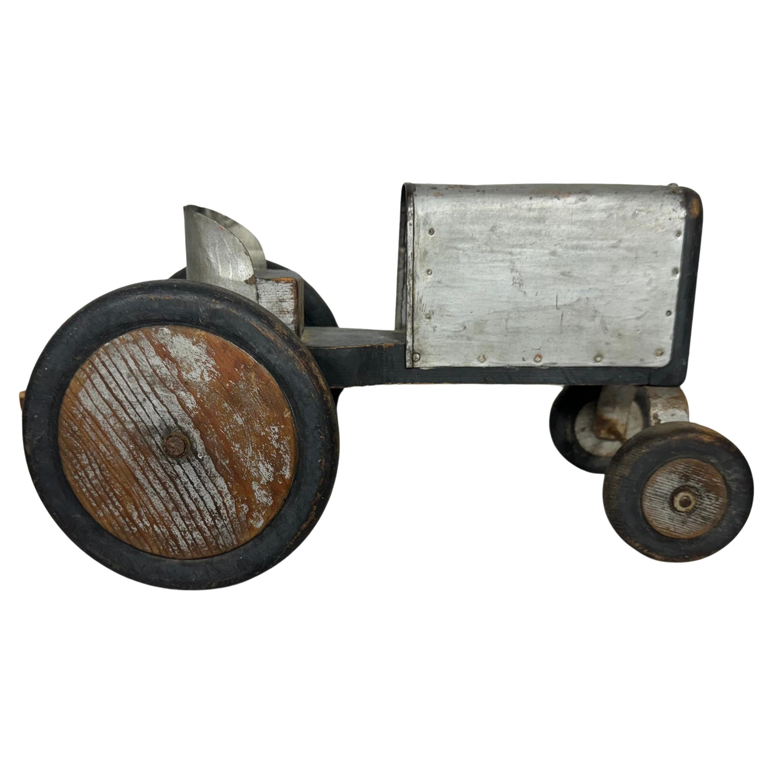 Encantador Hand Made Folk Art Tractor... aluminio envuelto madera pintada