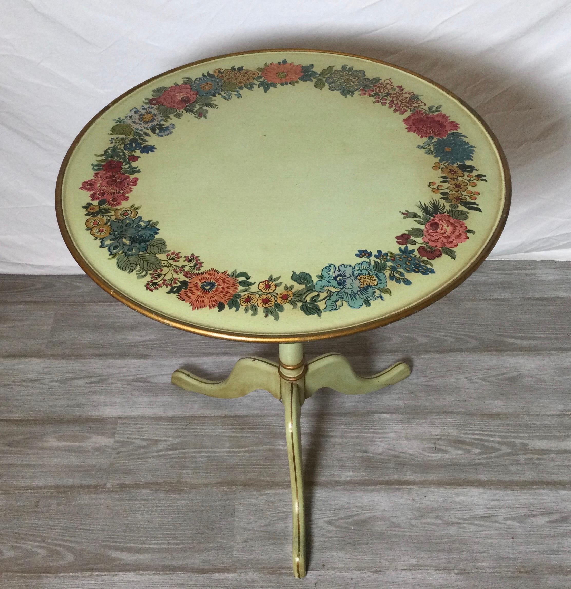 Charming Hand Painted Tilt Top Tea Table In Good Condition In Lambertville, NJ