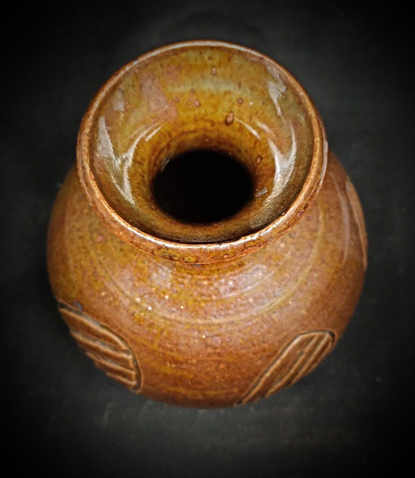 Empire Charmant vase en argile émaillée fabriqué à la main, signé P.M.E - 2Y184 en vente
