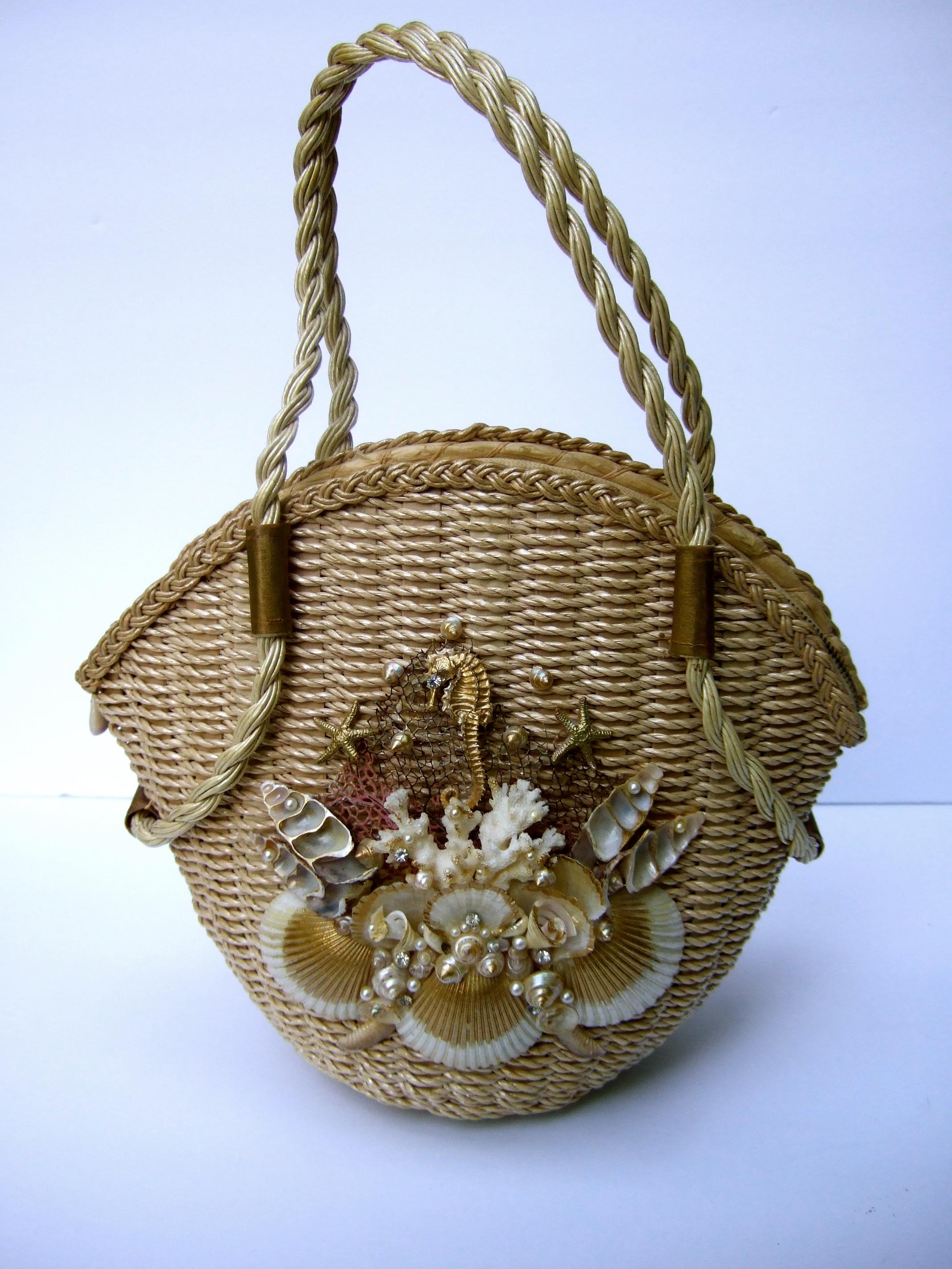 Charming Handmade Artisan Sea Life Woven Wicker Rope Summer Handbag c 1970 In Good Condition For Sale In University City, MO
