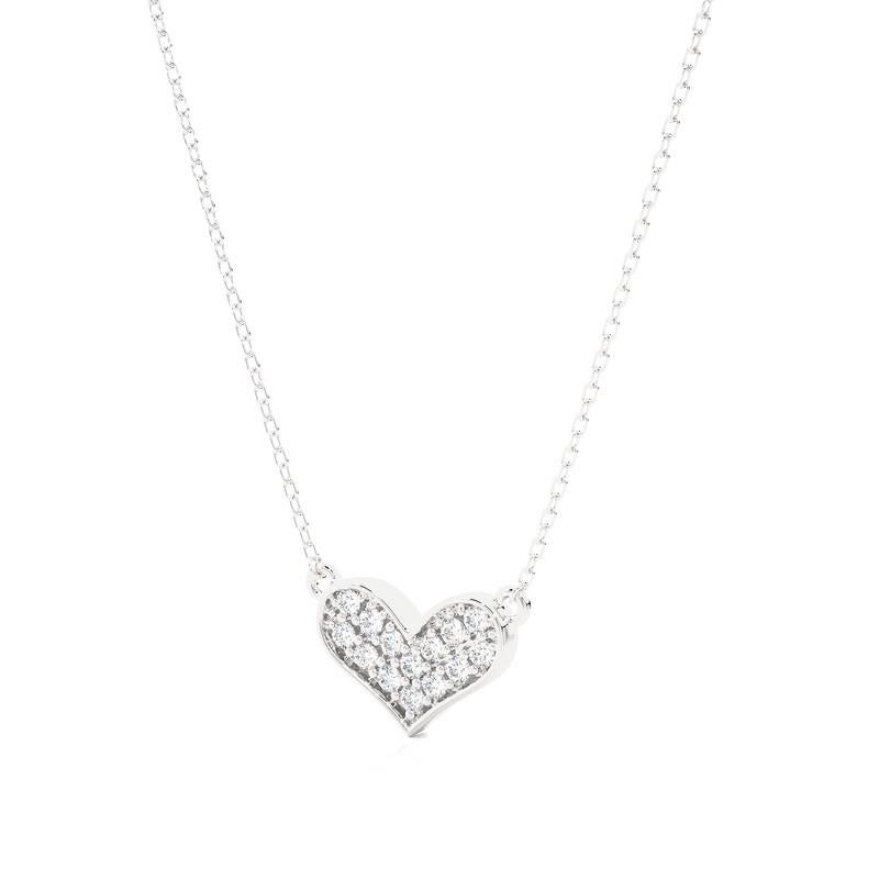 Peso in carati: Questo delizioso ciondolo a forma di cuore ha un peso totale di 0,07 carati e offre uno scintillio sottile ma accattivante.

Diamanti: Il ciondolo a cuore è ornato da 14 diamanti scelti con cura, ognuno dei quali è stato selezionato