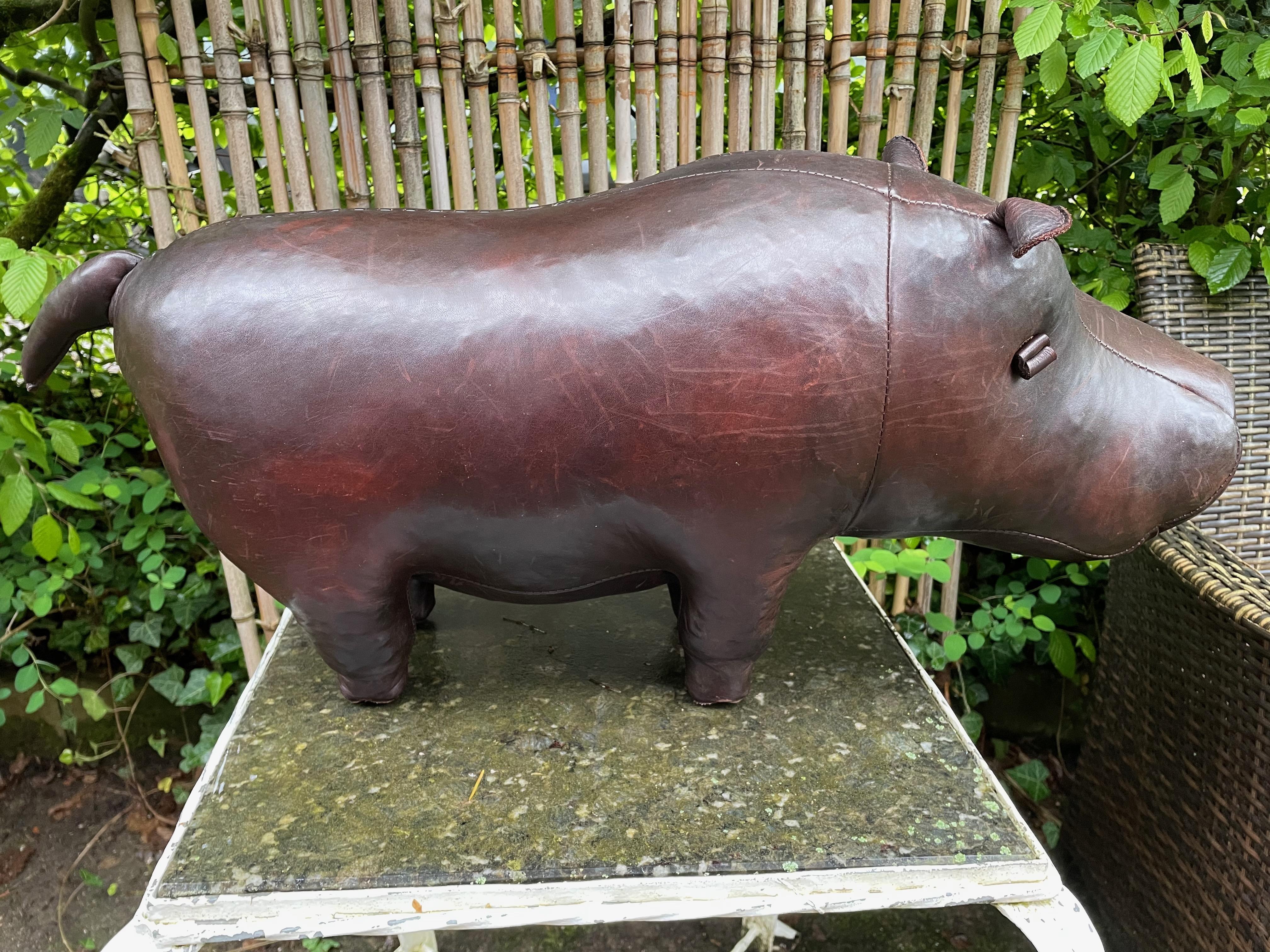 Anglais Charmant hippopotamus de Dimitri Omersa. Tabouret en cuir. en vente