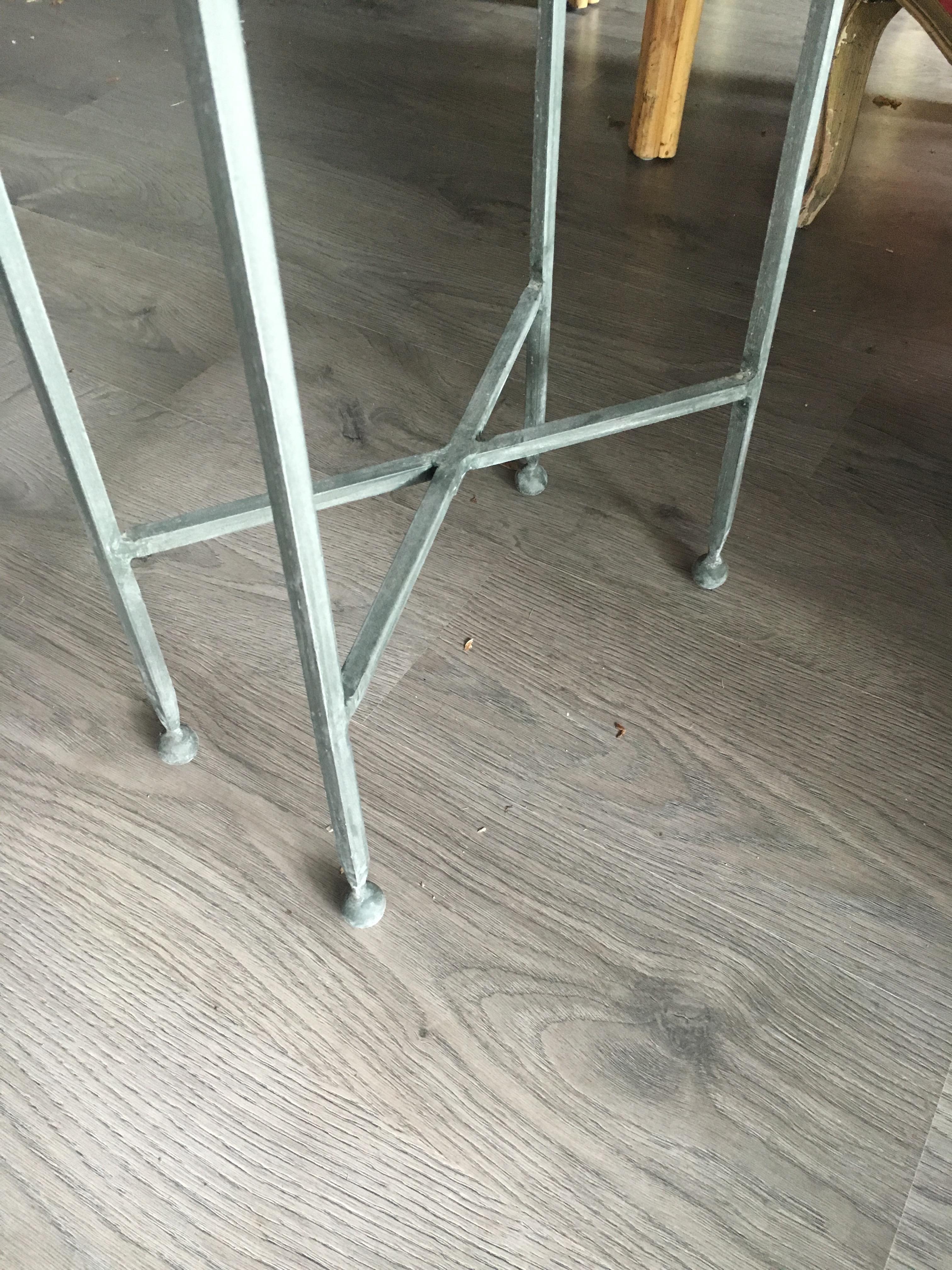 Charmanter Cocktailtisch aus Eisen und antikem Spiegel im Hollywood-Regency-Stil (Hollywood Regency) im Angebot