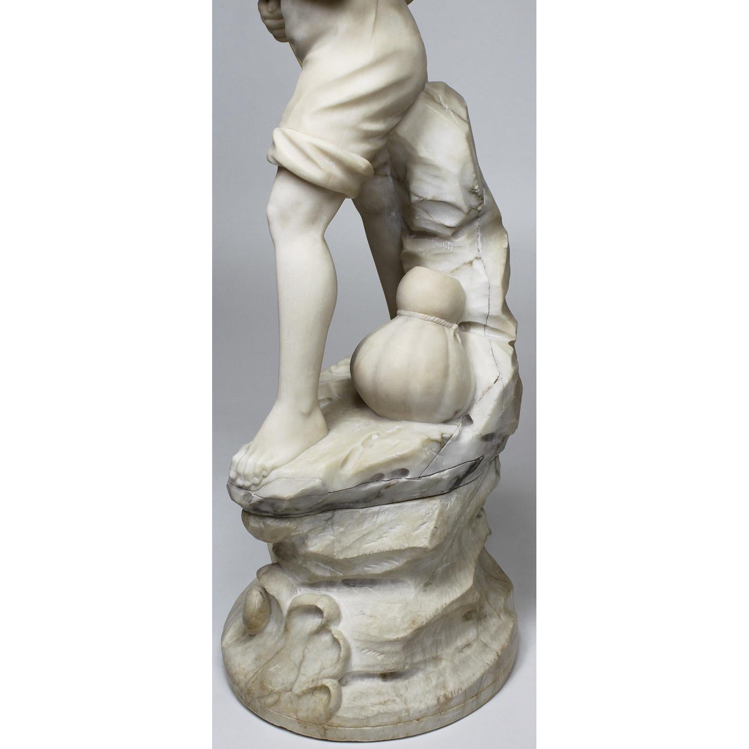 Charmante figure italienne en albâtre sculpté du 19ème-20ème siècle représentant un garçon pêcheur en vente 5