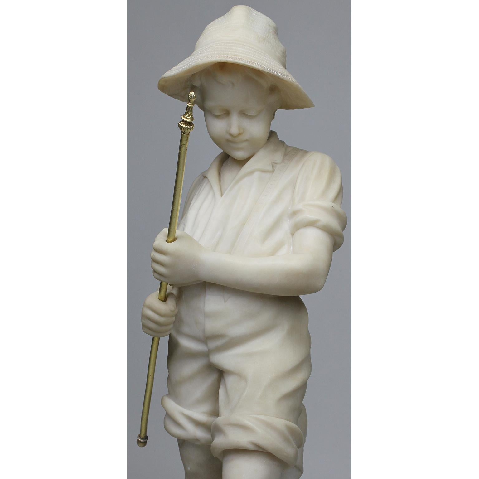 Sculpté à la main Charmante figure italienne en albâtre sculpté du 19ème-20ème siècle représentant un garçon pêcheur en vente