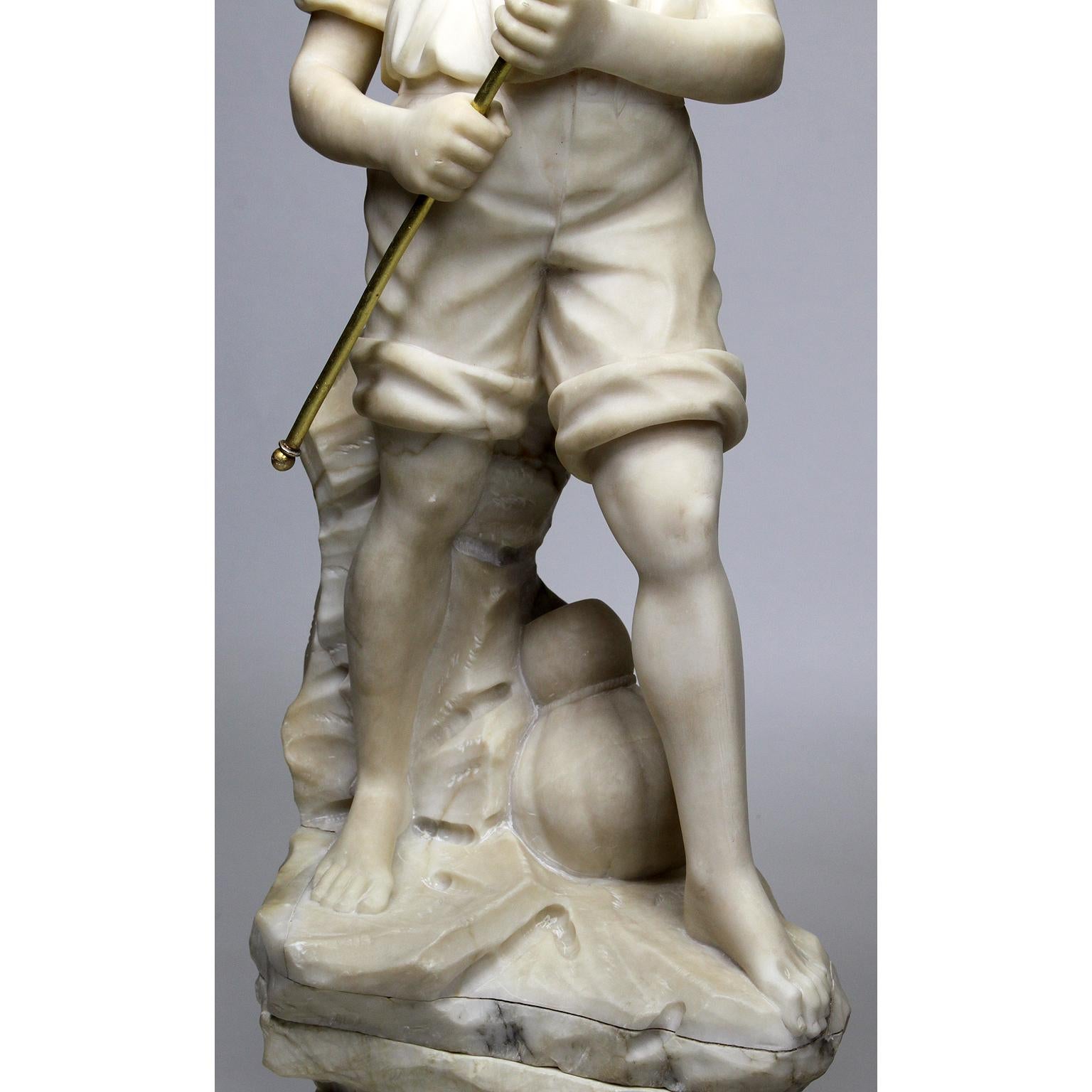 Charmante figure italienne en albâtre sculpté du 19ème-20ème siècle représentant un garçon pêcheur en vente 2