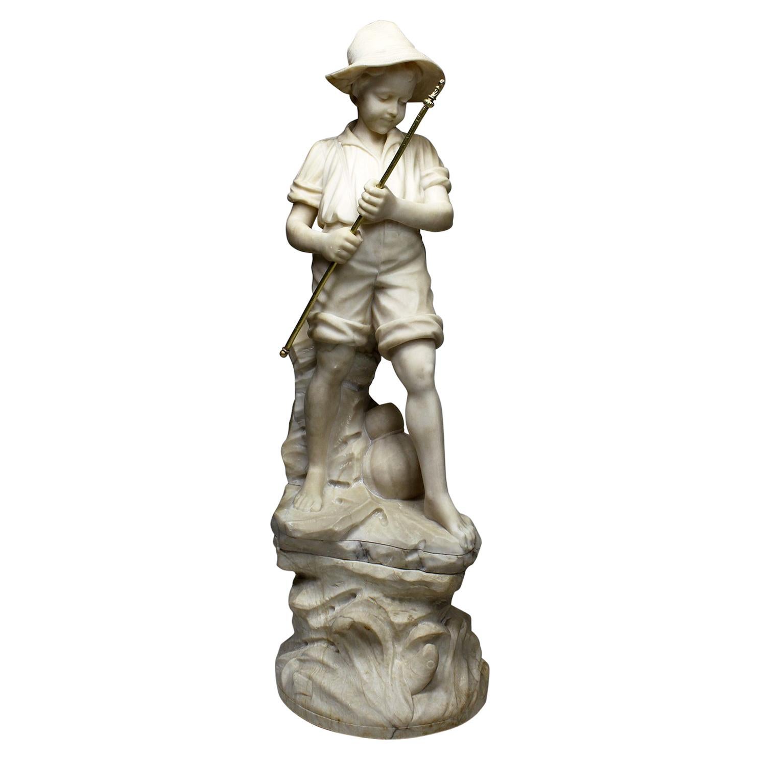 Charmante figure italienne en albâtre sculpté du 19ème-20ème siècle représentant un garçon pêcheur