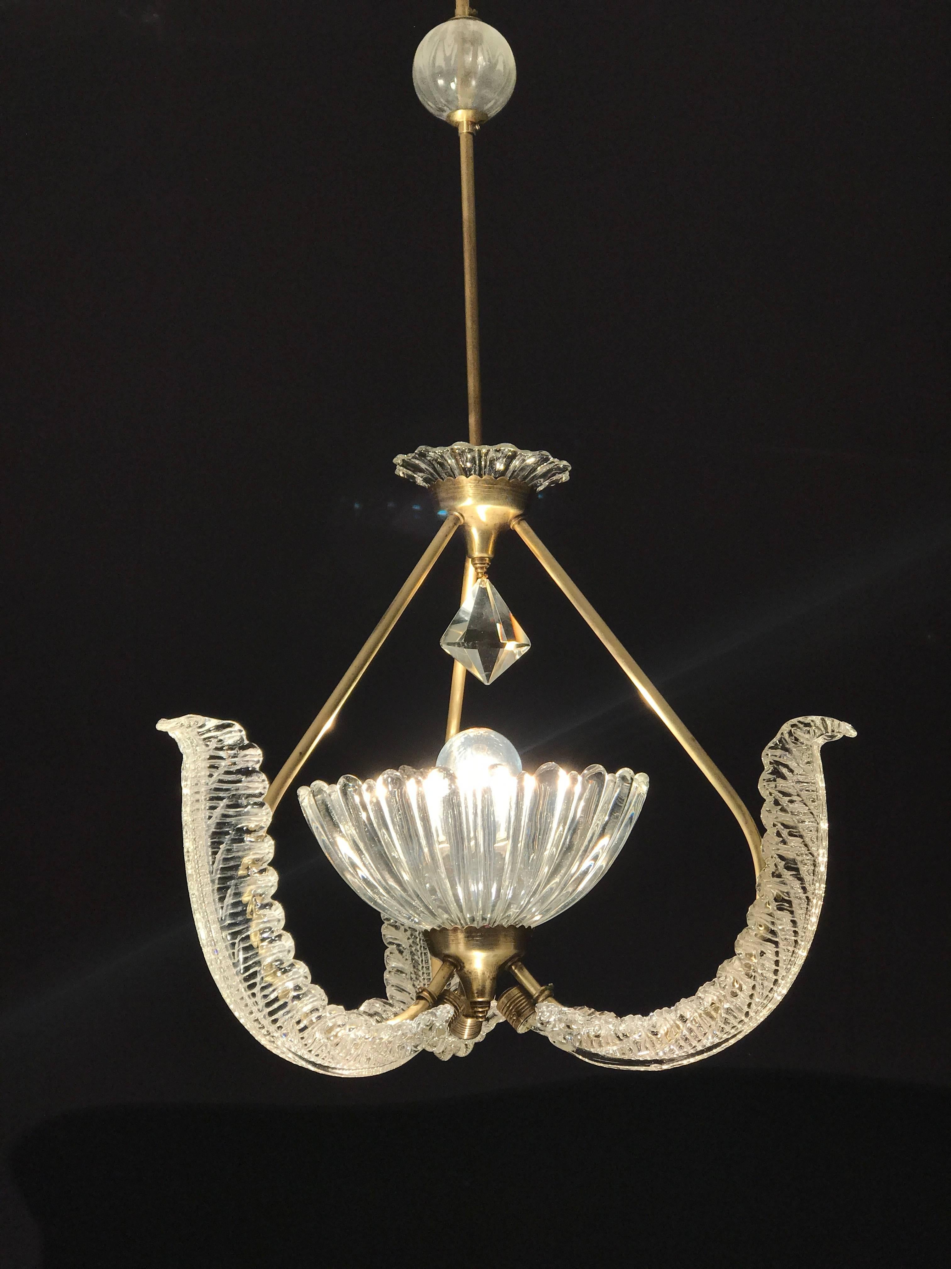 With three graceful leaves centered by a clear blown glass cup.
The brass has a wonderful warm patina. Excellent vintage condition.
We can rewire for US standards.
One E27 light bulb.