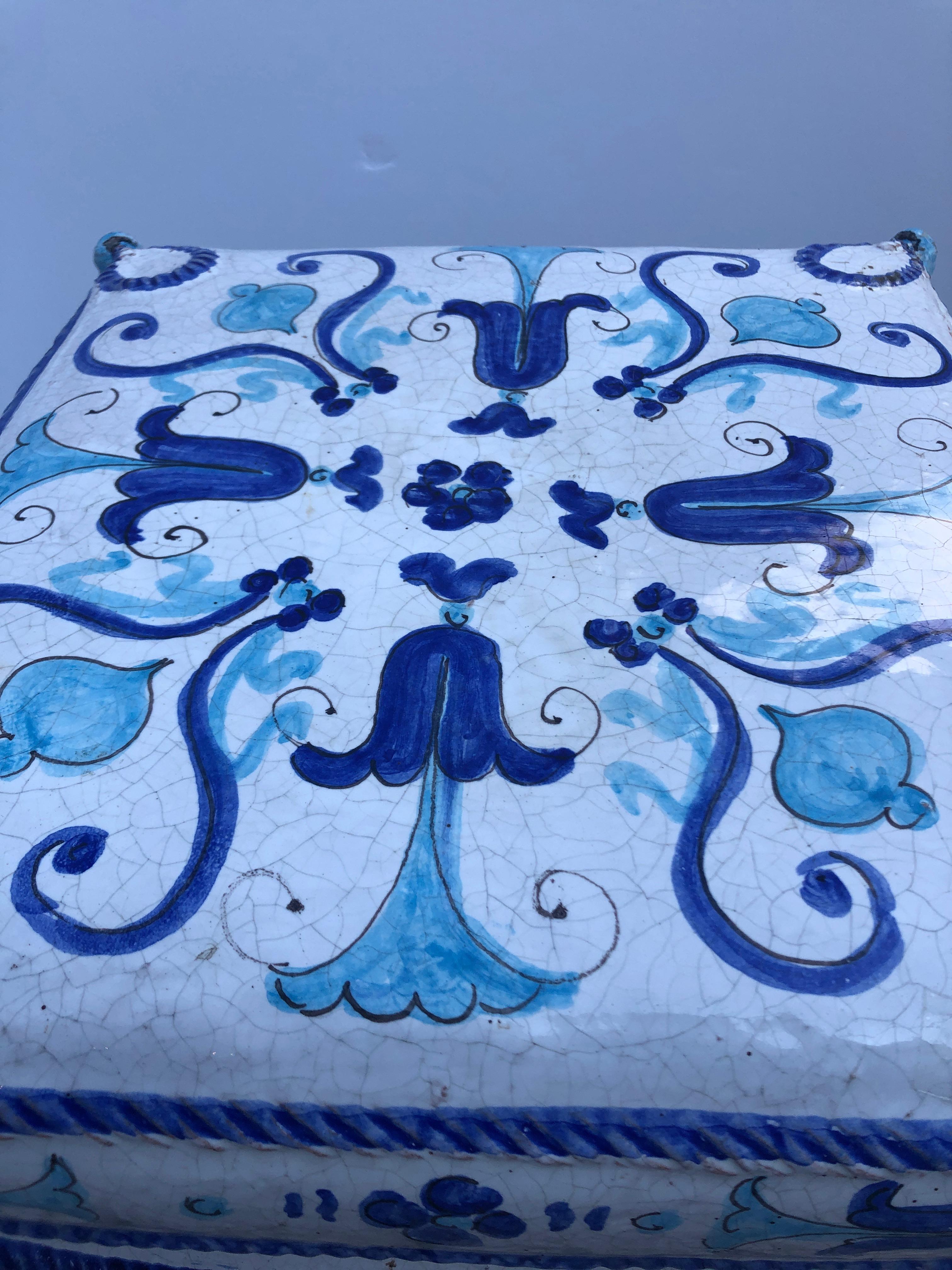 Bezaubernder italienischer Beistelltisch mit Gartensitz und Getränken aus blauer und weißer Terrakotta im Zustand „Hervorragend“ im Angebot in Hopewell, NJ