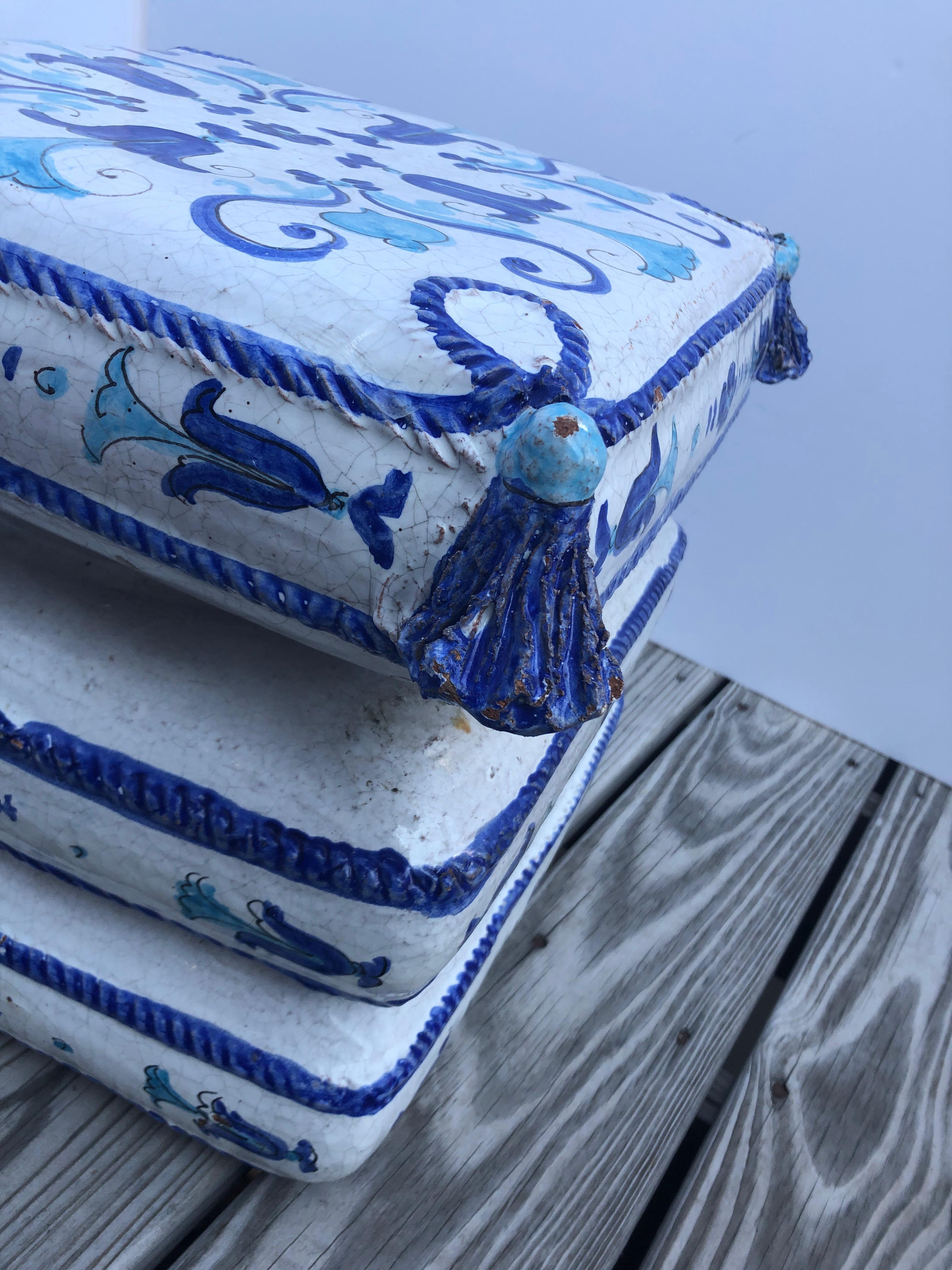 Encantadora mesa auxiliar italiana de terracota azul y blanca para jardín mediados del siglo XX en venta