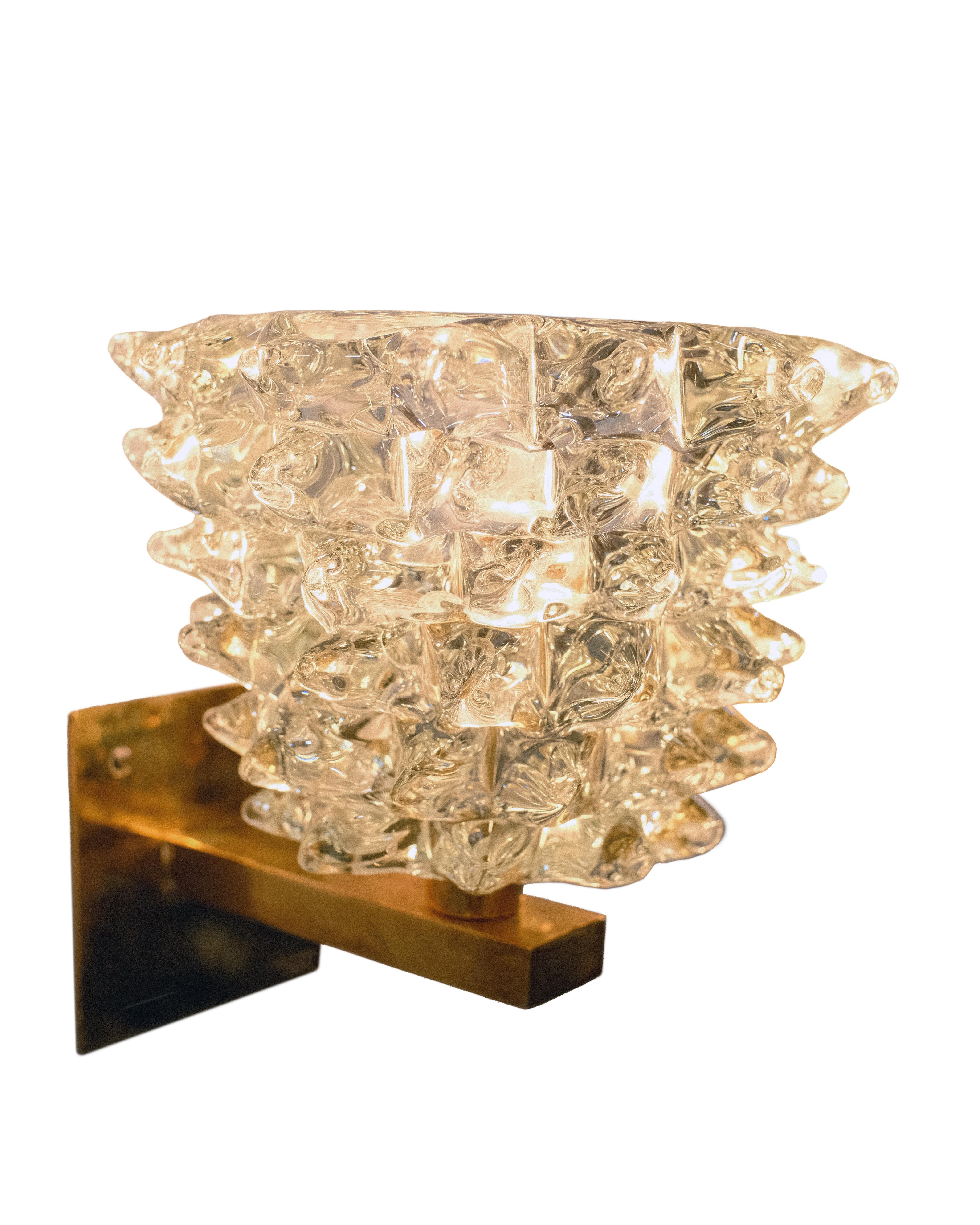 Encantadores Apliques Italianos de Latón y Cristal Rostrato con Textura de Cristal de Murano en Excelente estado para la venta en LA, CA