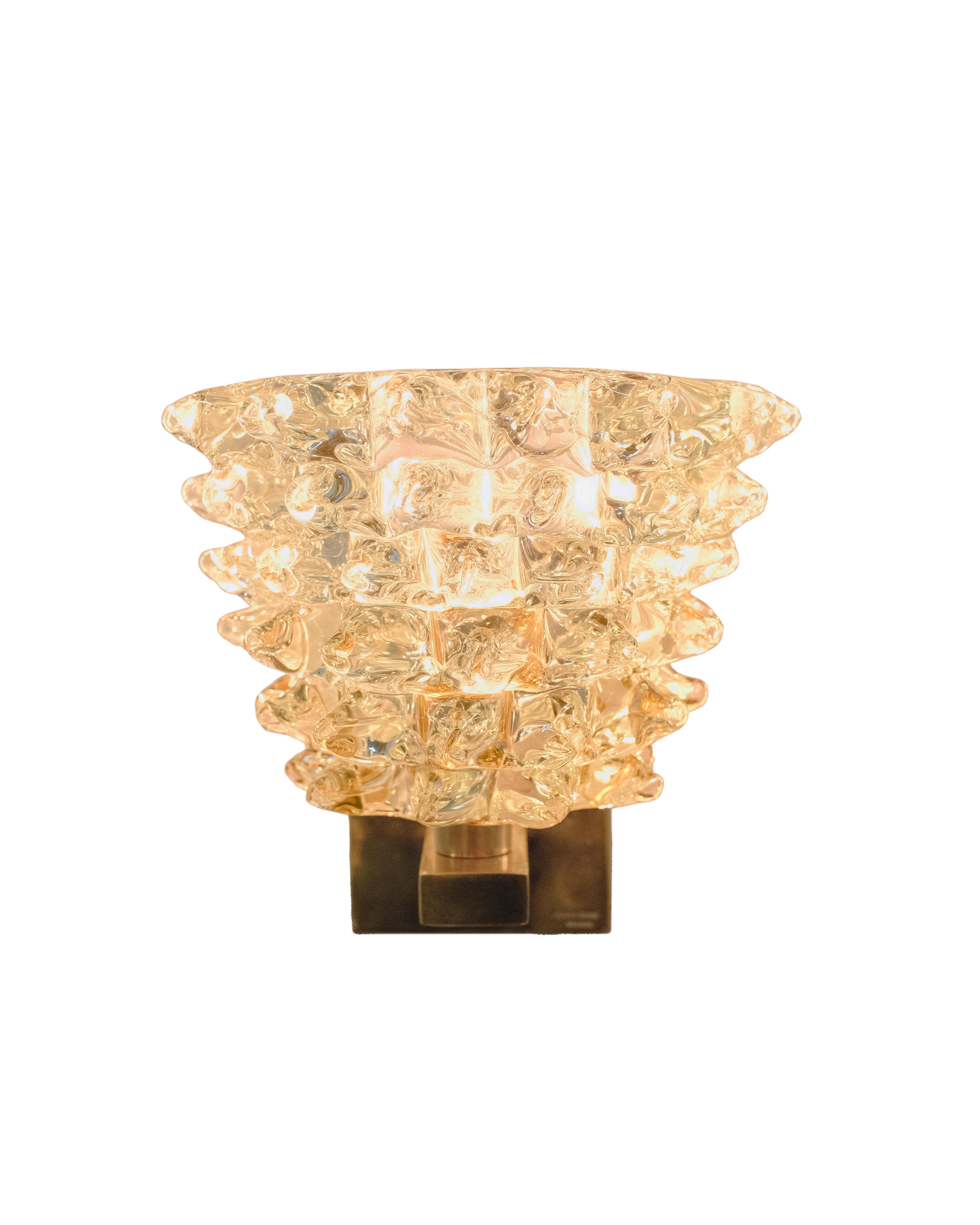 Encantadores Apliques Italianos de Latón y Cristal Rostrato con Textura de Cristal de Murano siglo XX en venta