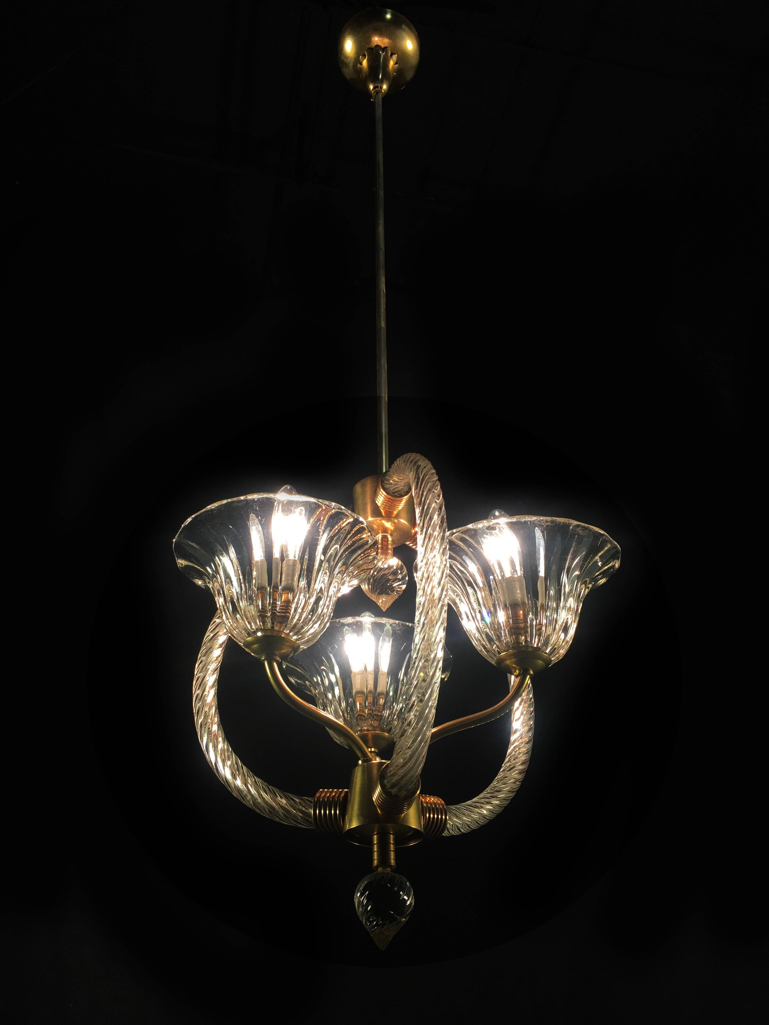 Chandelier with sober and elegant shapes. An authentic jewel out of the Murano furnaces.
 