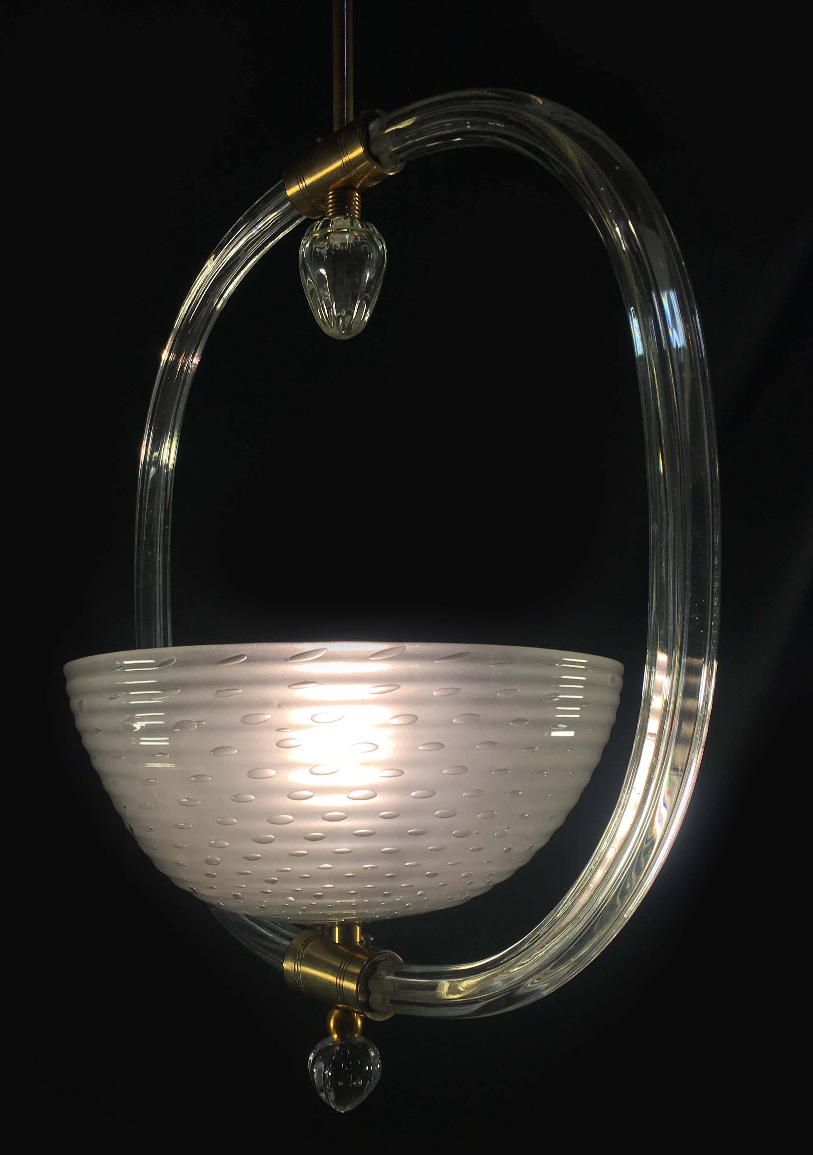 Lampadario dalle forme sobrie ed eleganti. Un autentico gioiello uscito dalle fornaci di Murano.
 
