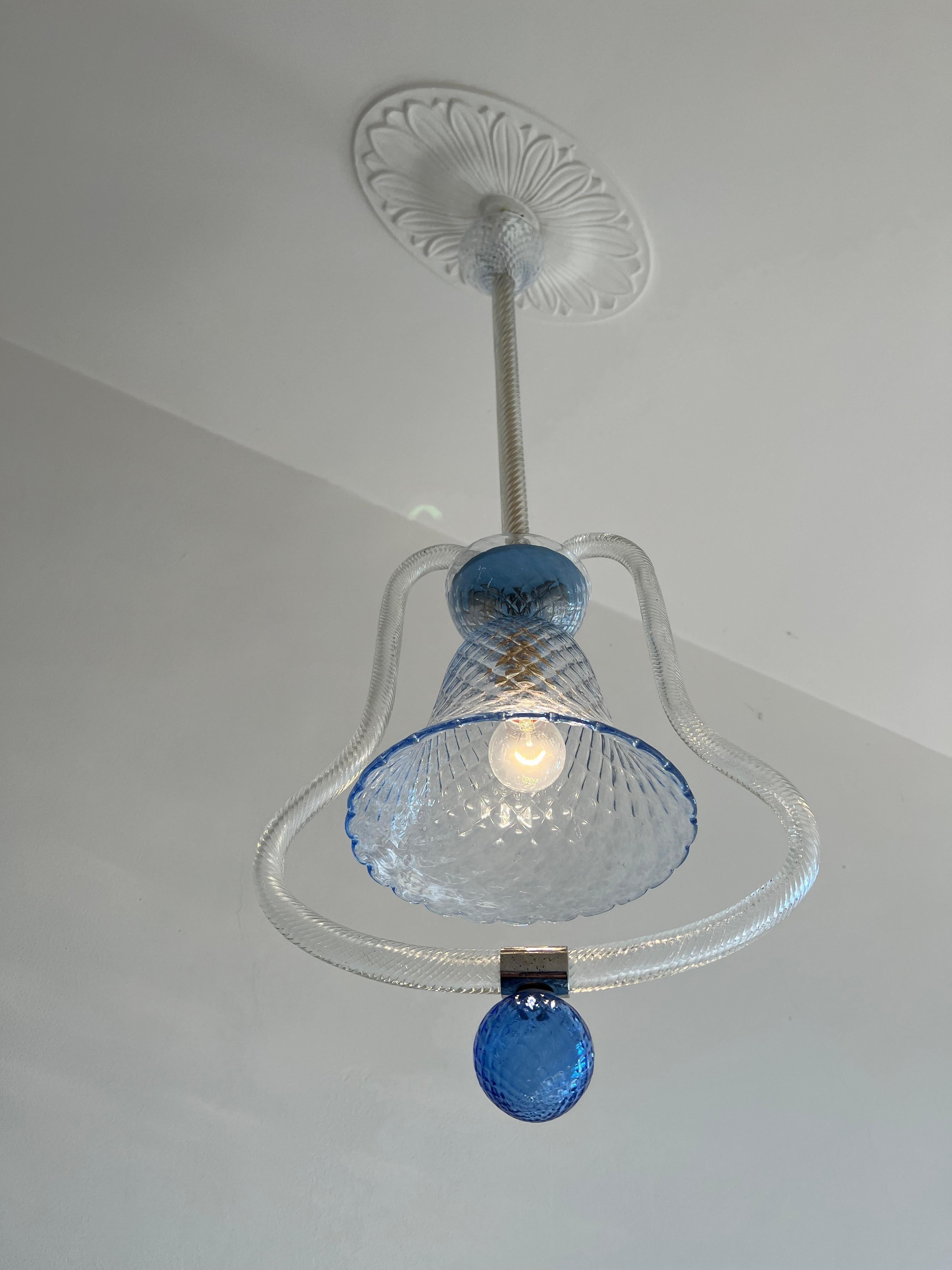 Lustre lanterne élégant. Une lampe à placer dans un coin de la maison ou de la salle de bain pour lui donner une aura magique.


