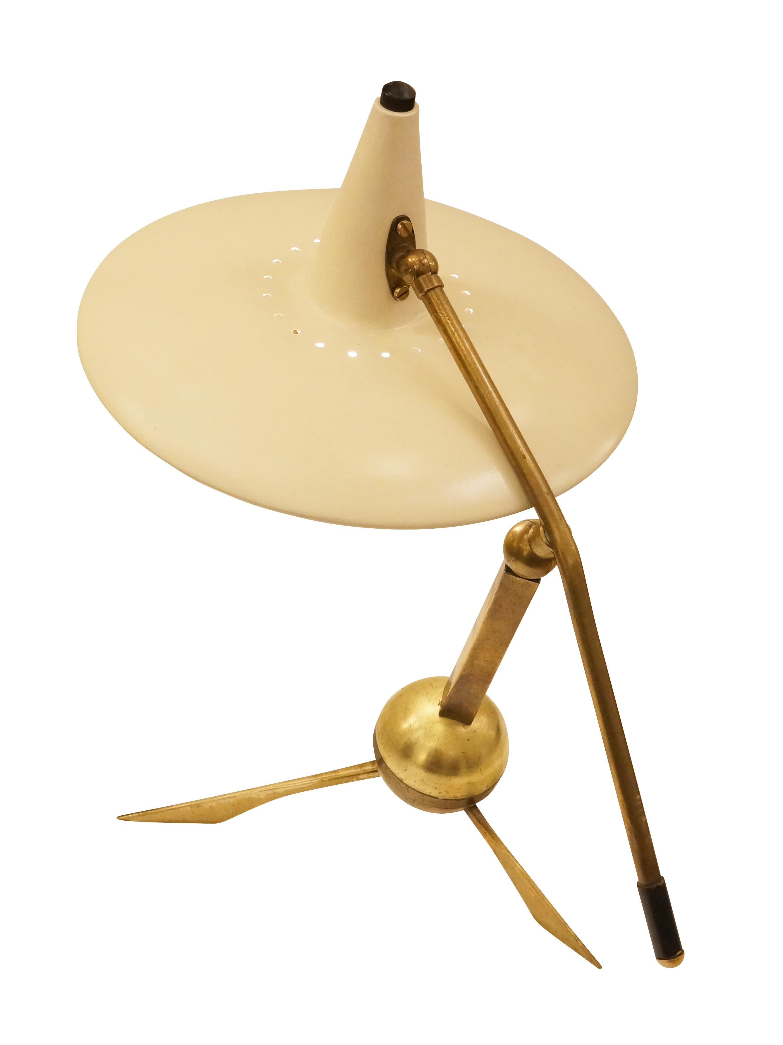 Charming Italian Mid-Century table lamp with an adjustable off-white shade and brass framing.

Condition: Excellent vintage condition, minor wear consistent with age and use.

Width: 10”

Depth: 13”

Height: 14.5”

Ref#: LTZ2023

