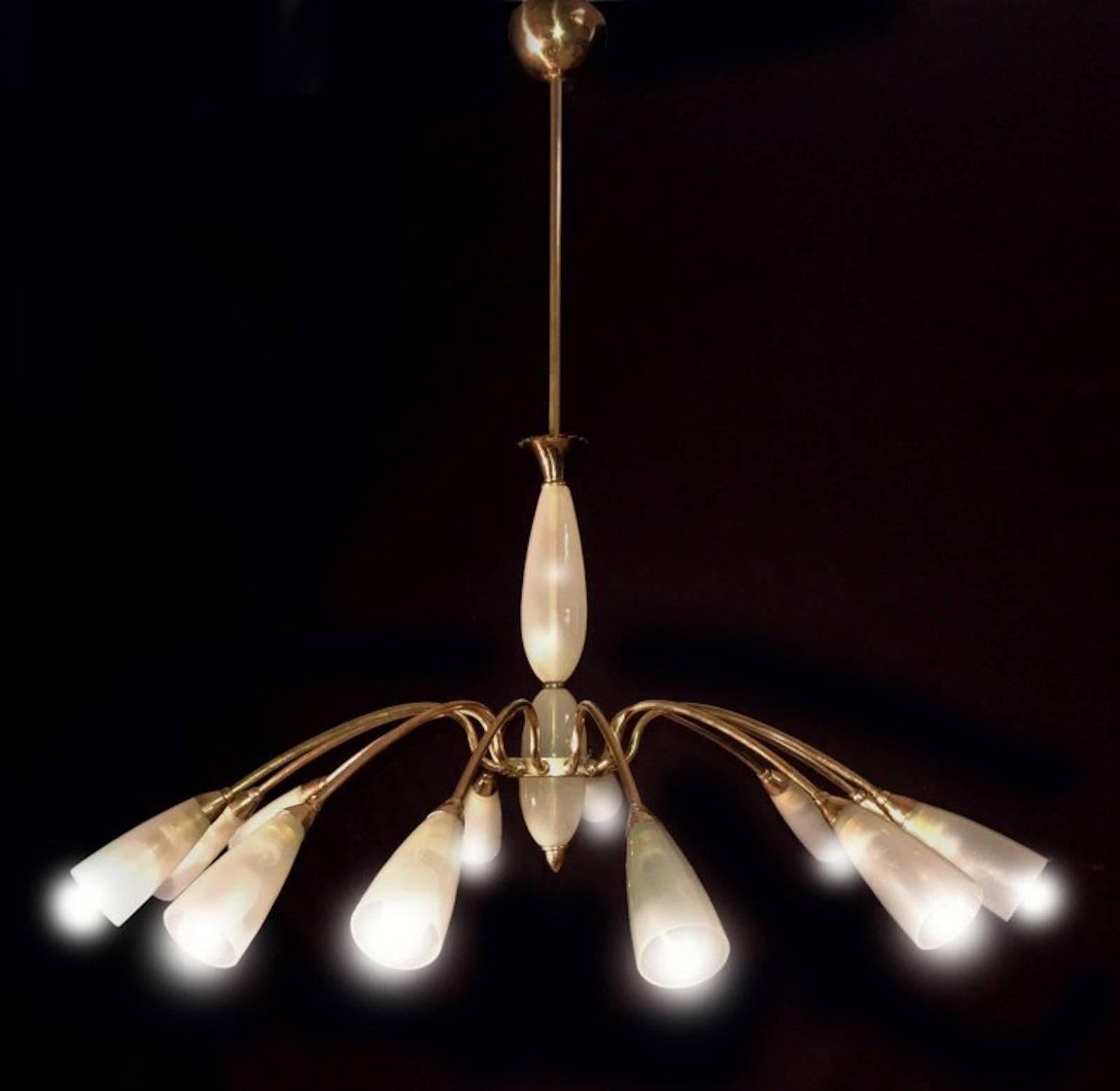 Originale Sputnik 12 bracci in ottone e vetro opalino.
